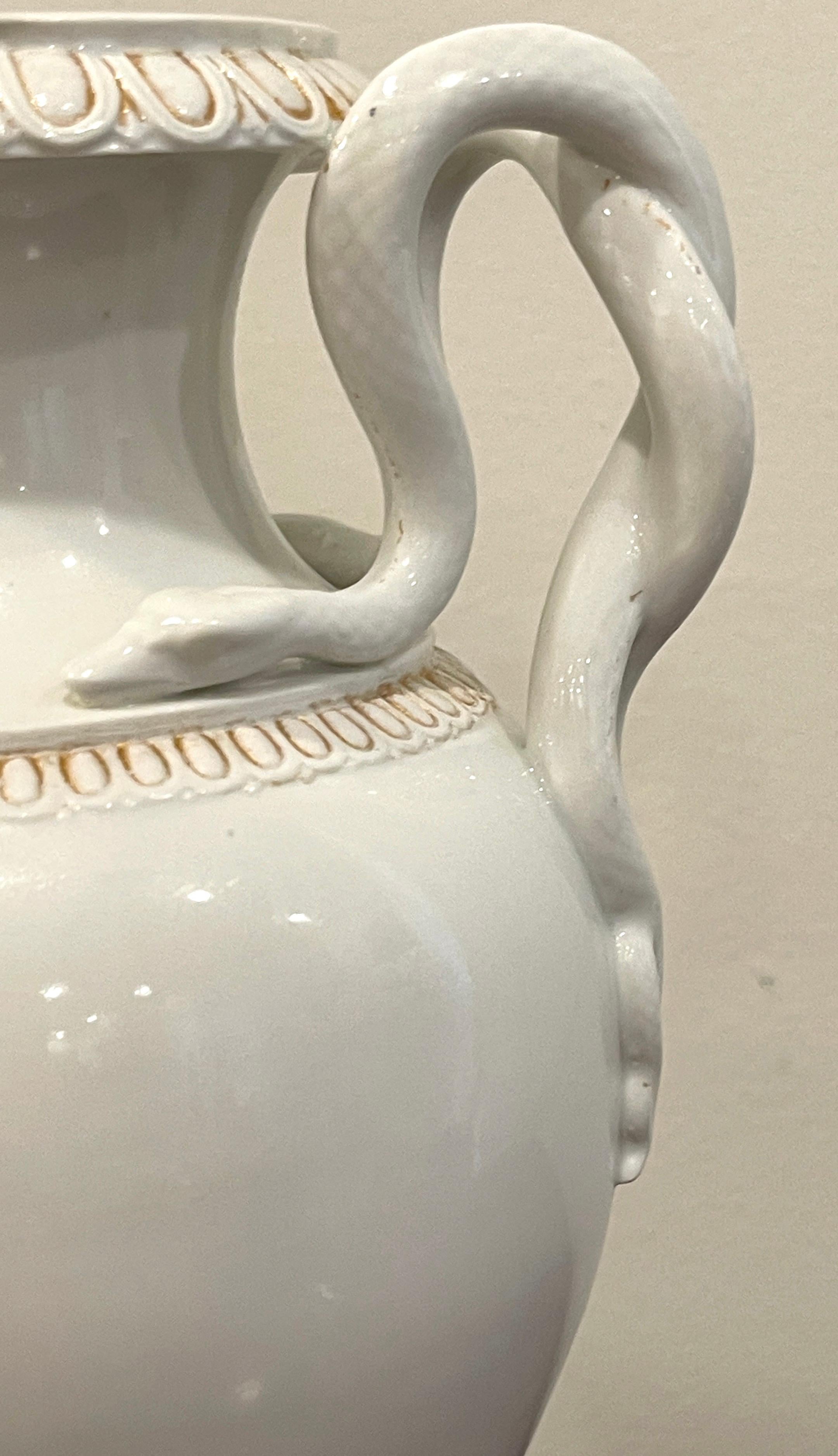 Coppia di vasi neoclassici Meissen oro e bianco del XIX secolo con manico di serpente in vendita 5