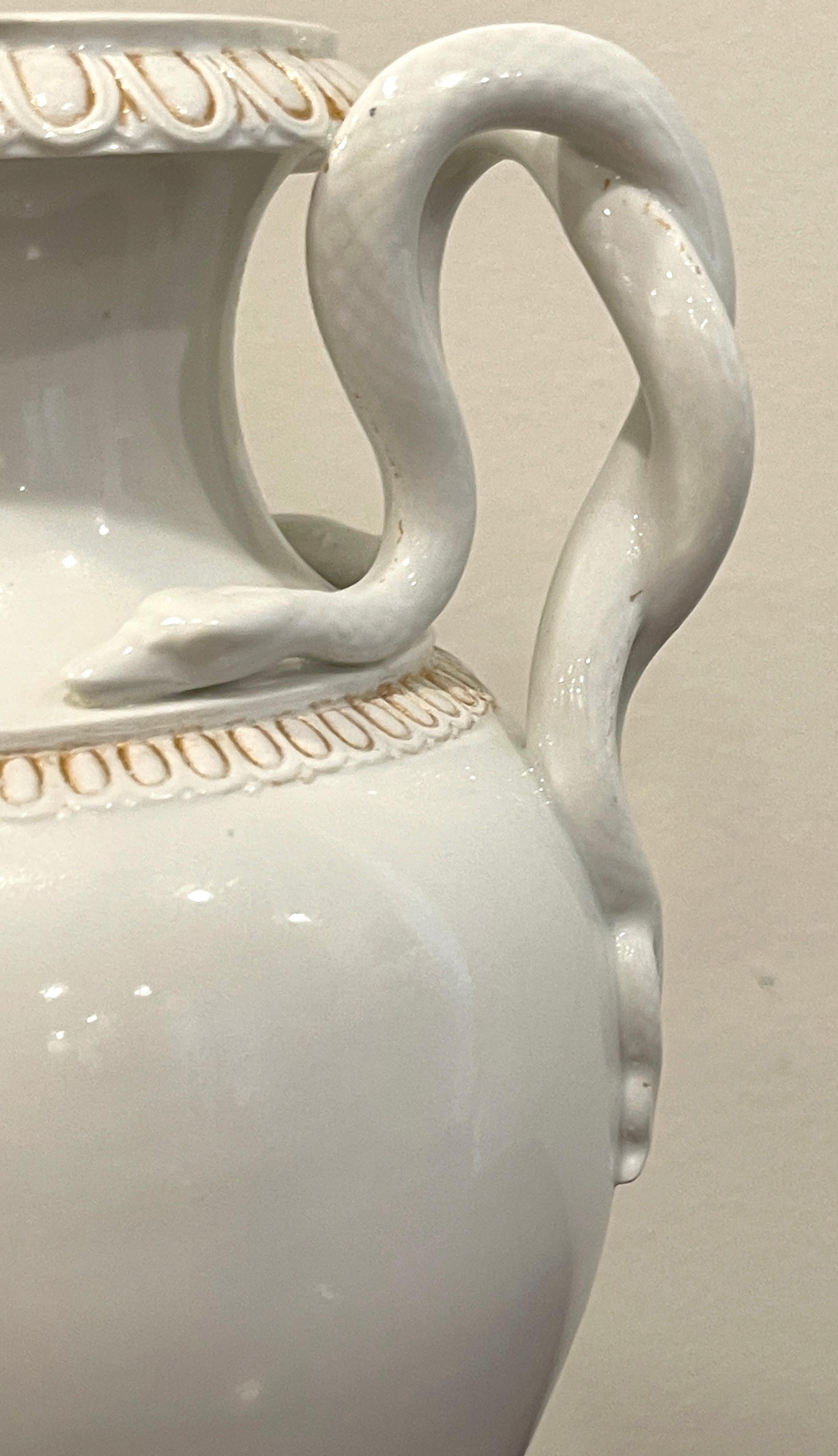 Paire de vases néoclassiques à poignée serpentine en or et blanc de Meissen du 19ème siècle en vente 4