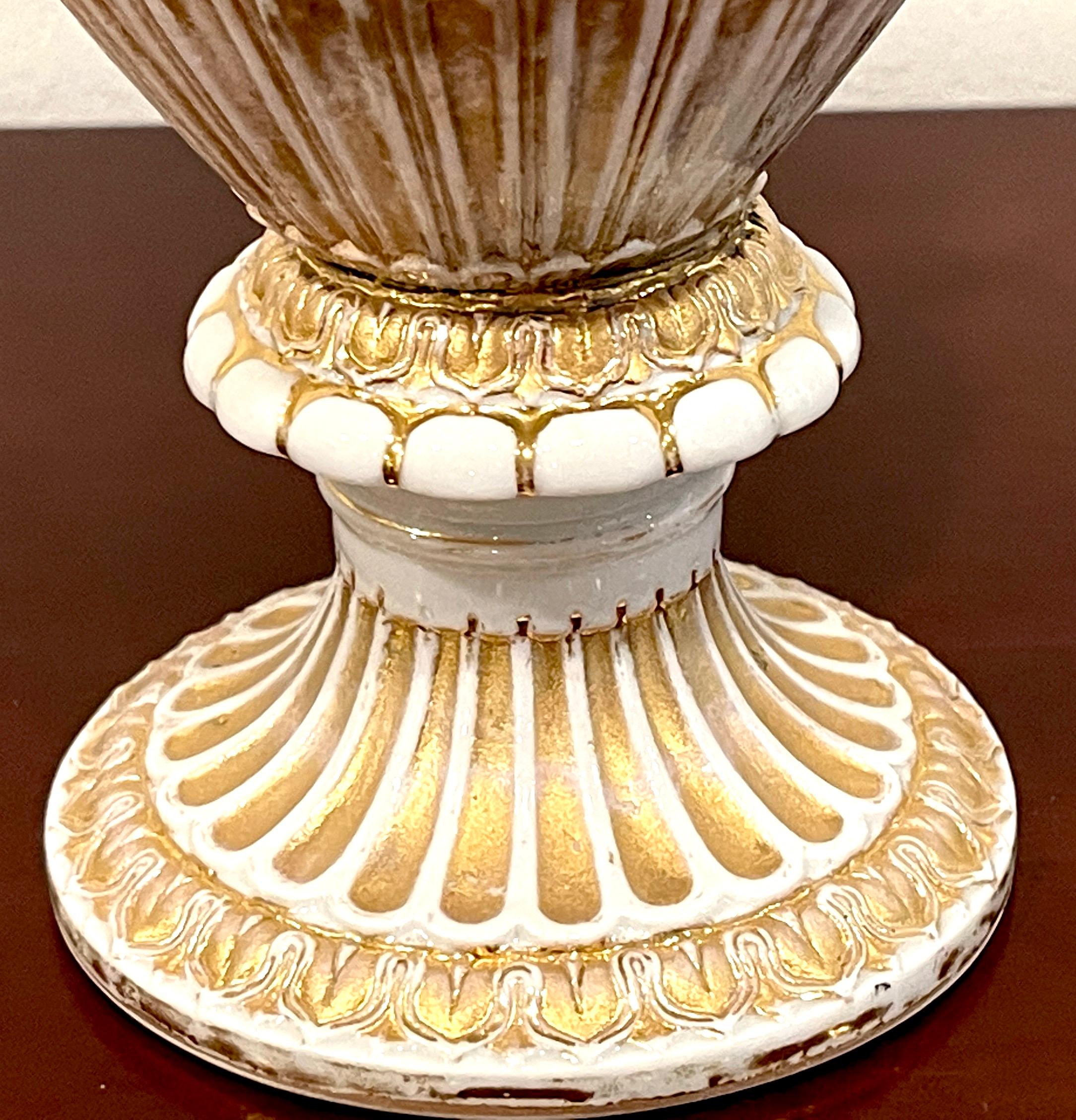 Paire de vases néoclassiques à poignée serpentine en or et blanc de Meissen du 19ème siècle en vente 5