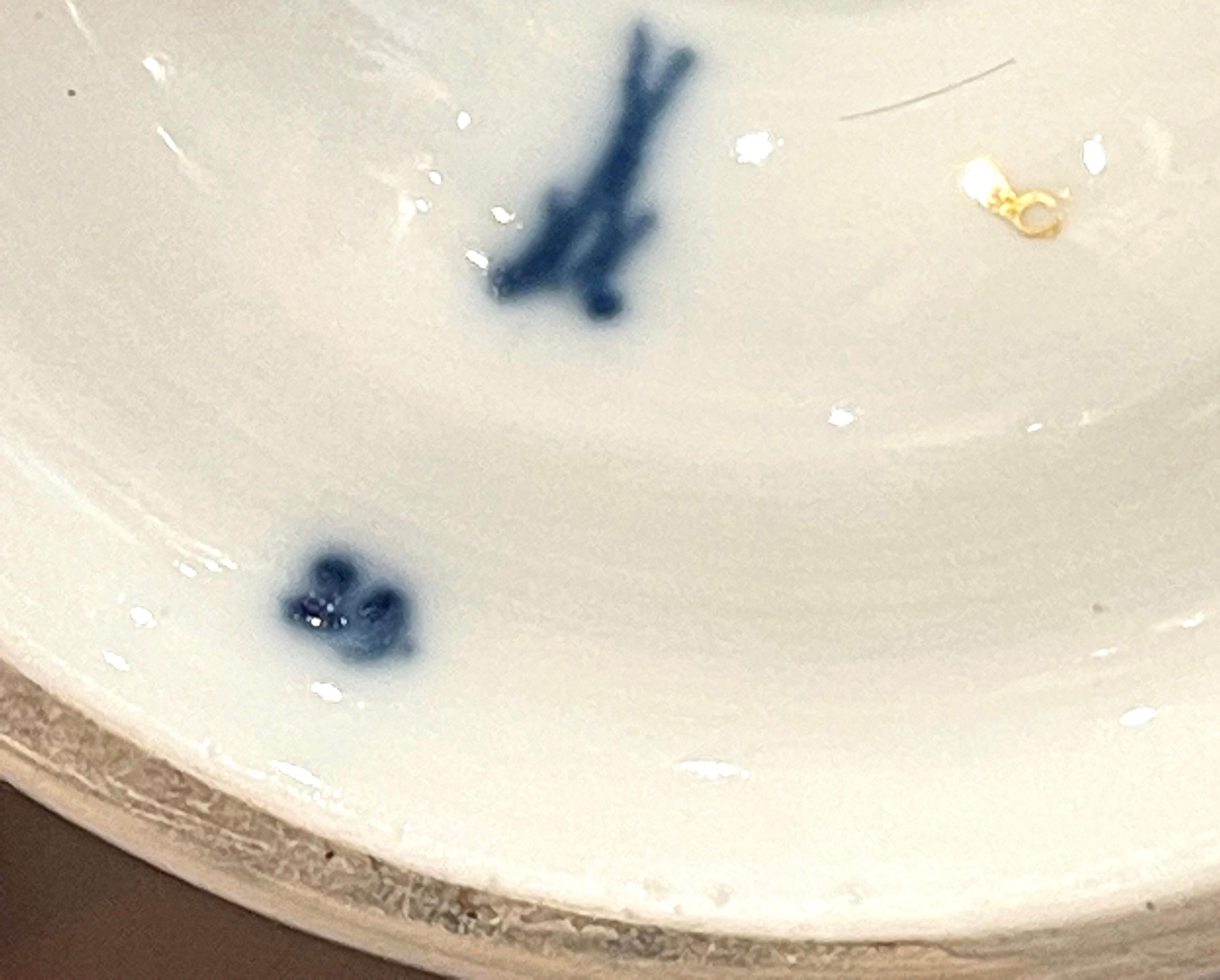 Coppia di vasi neoclassici Meissen oro e bianco del XIX secolo con manico di serpente in vendita 7
