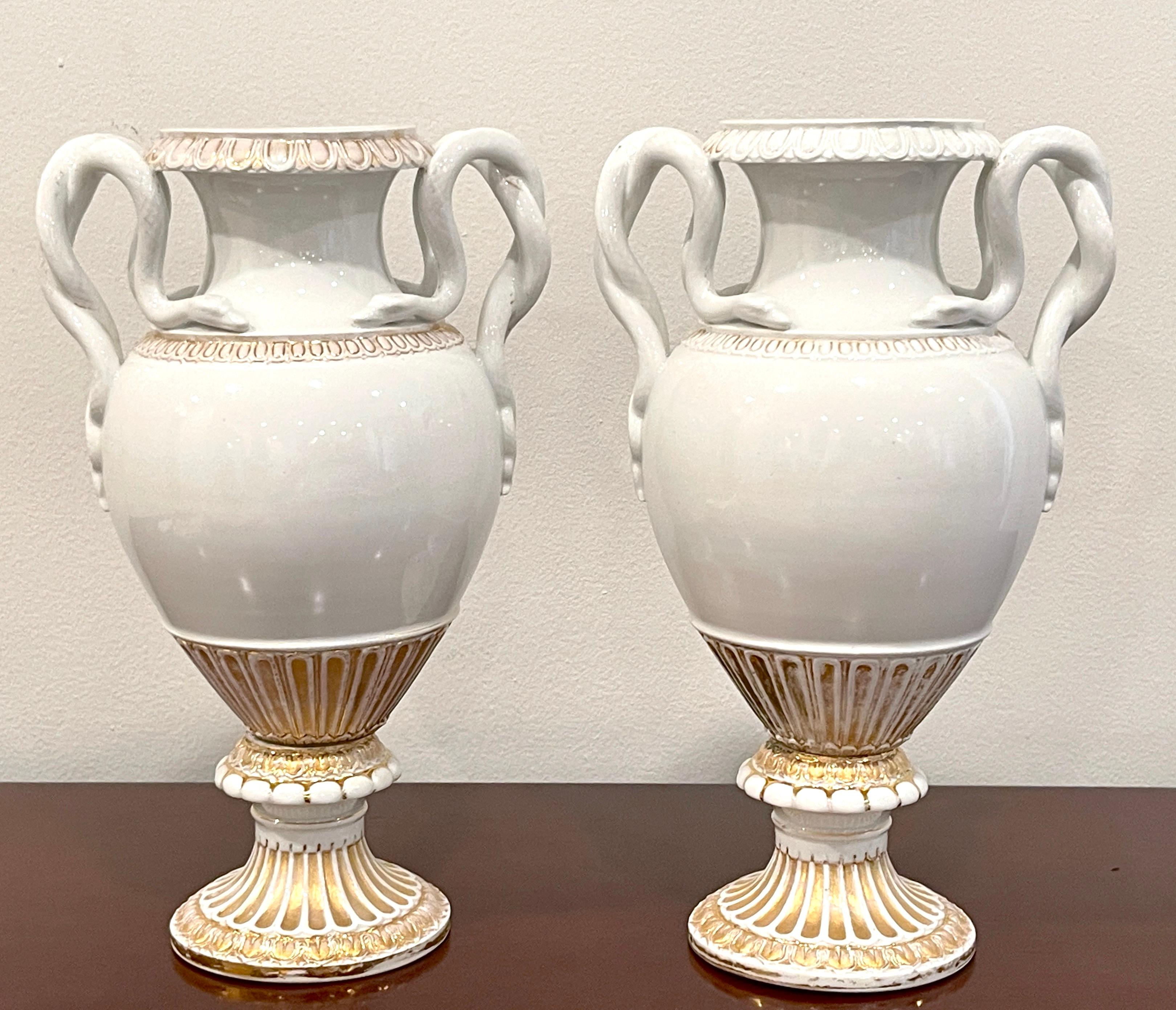 Coppia di vasi neoclassici a forma di serpente di Meissen del XIX secolo in oro e bianco.
Germania, circa 1880
Design attribuito a E.A. Leuteritz 

Difficile trovare una coppia di sobrie urne neoclassiche di Meissen, ciascuna con manici a serpente