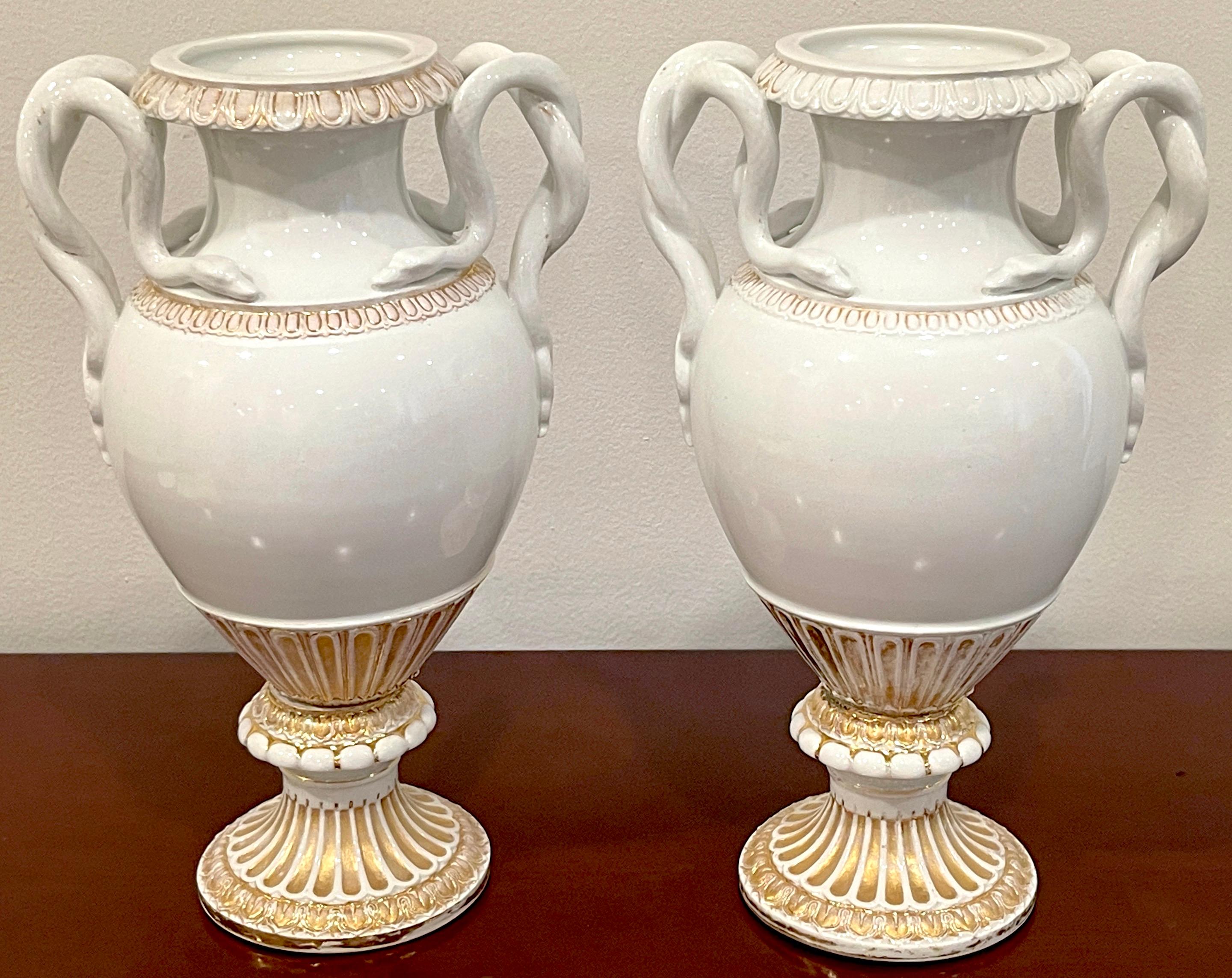 Neoclassico Coppia di vasi neoclassici Meissen oro e bianco del XIX secolo con manico di serpente in vendita