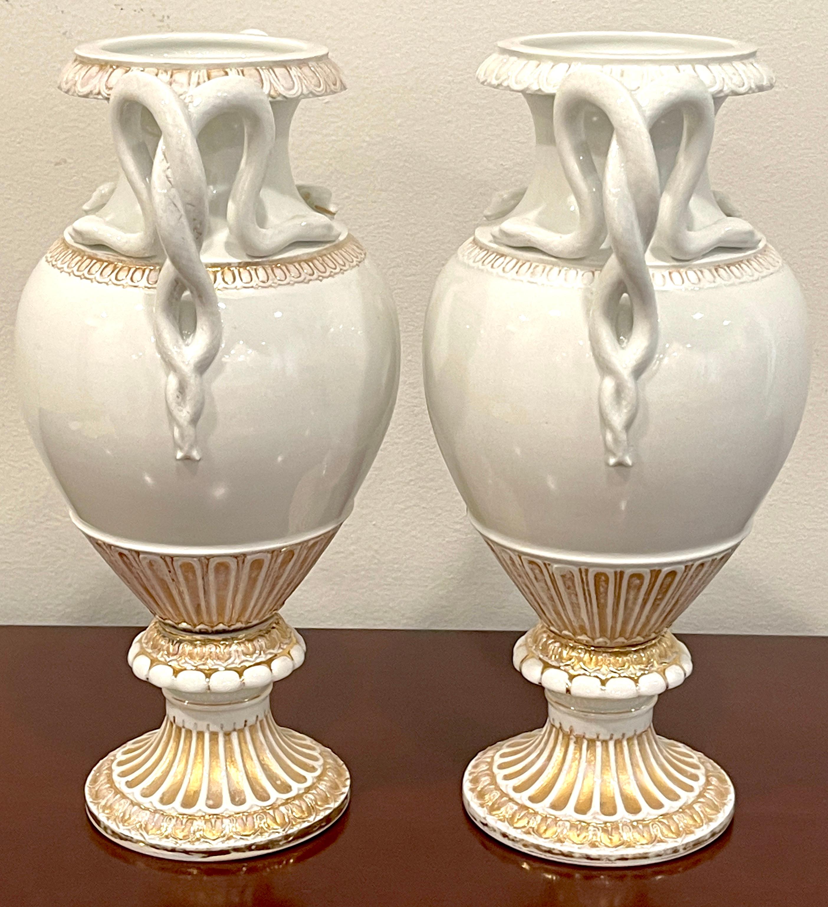 Tedesco Coppia di vasi neoclassici Meissen oro e bianco del XIX secolo con manico di serpente in vendita