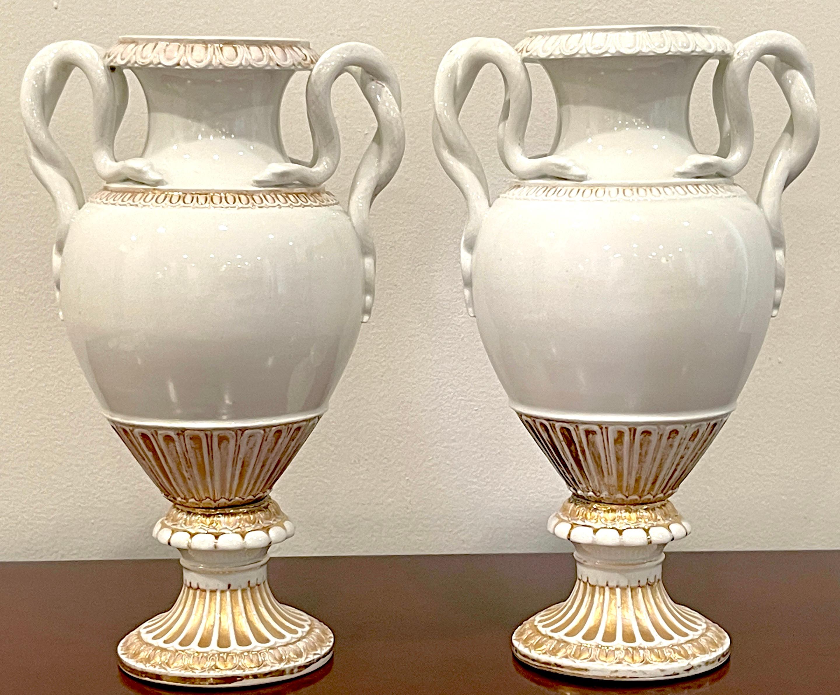 Dorato Coppia di vasi neoclassici Meissen oro e bianco del XIX secolo con manico di serpente in vendita