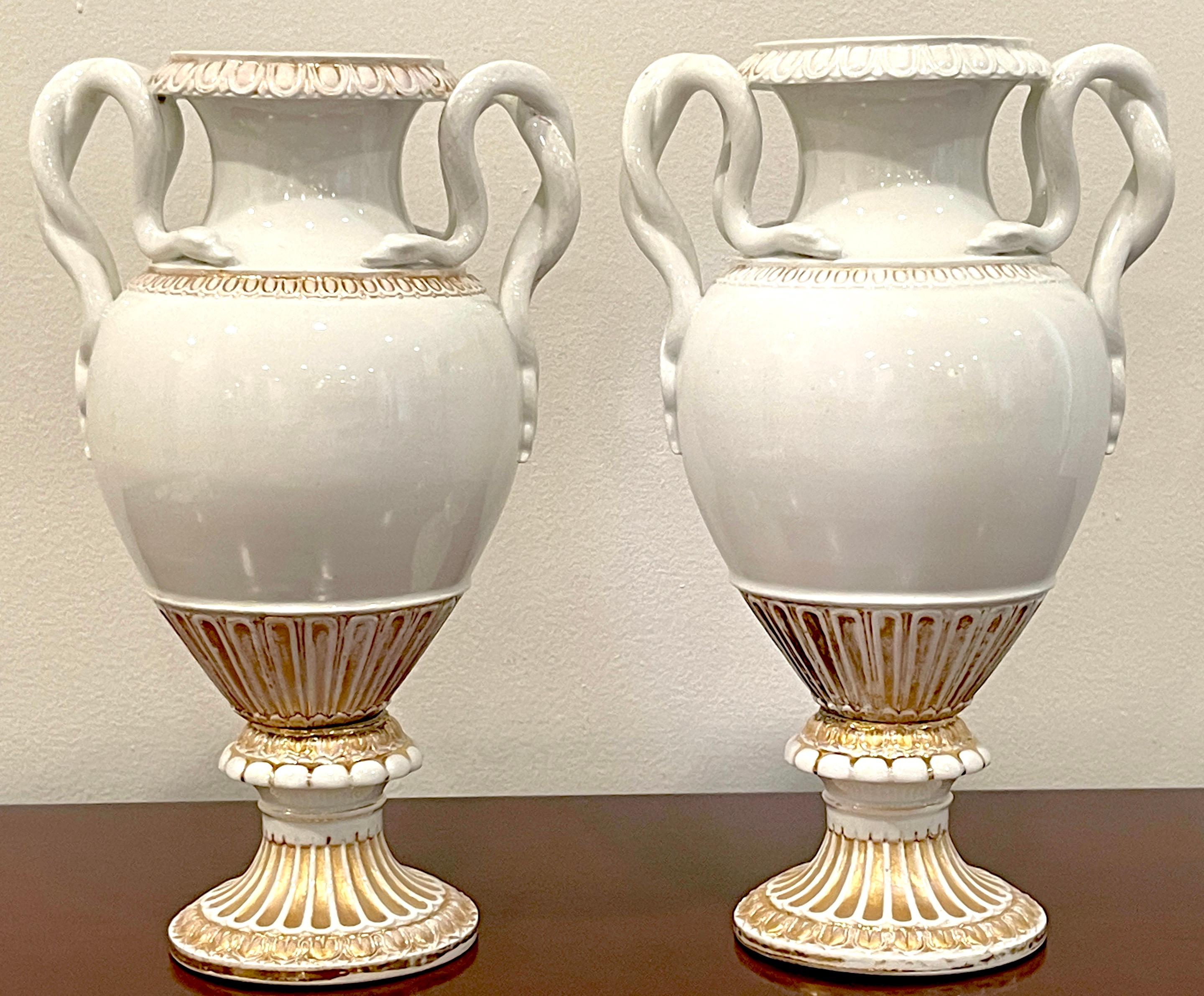 Doré Paire de vases néoclassiques à poignée serpentine en or et blanc de Meissen du 19ème siècle en vente