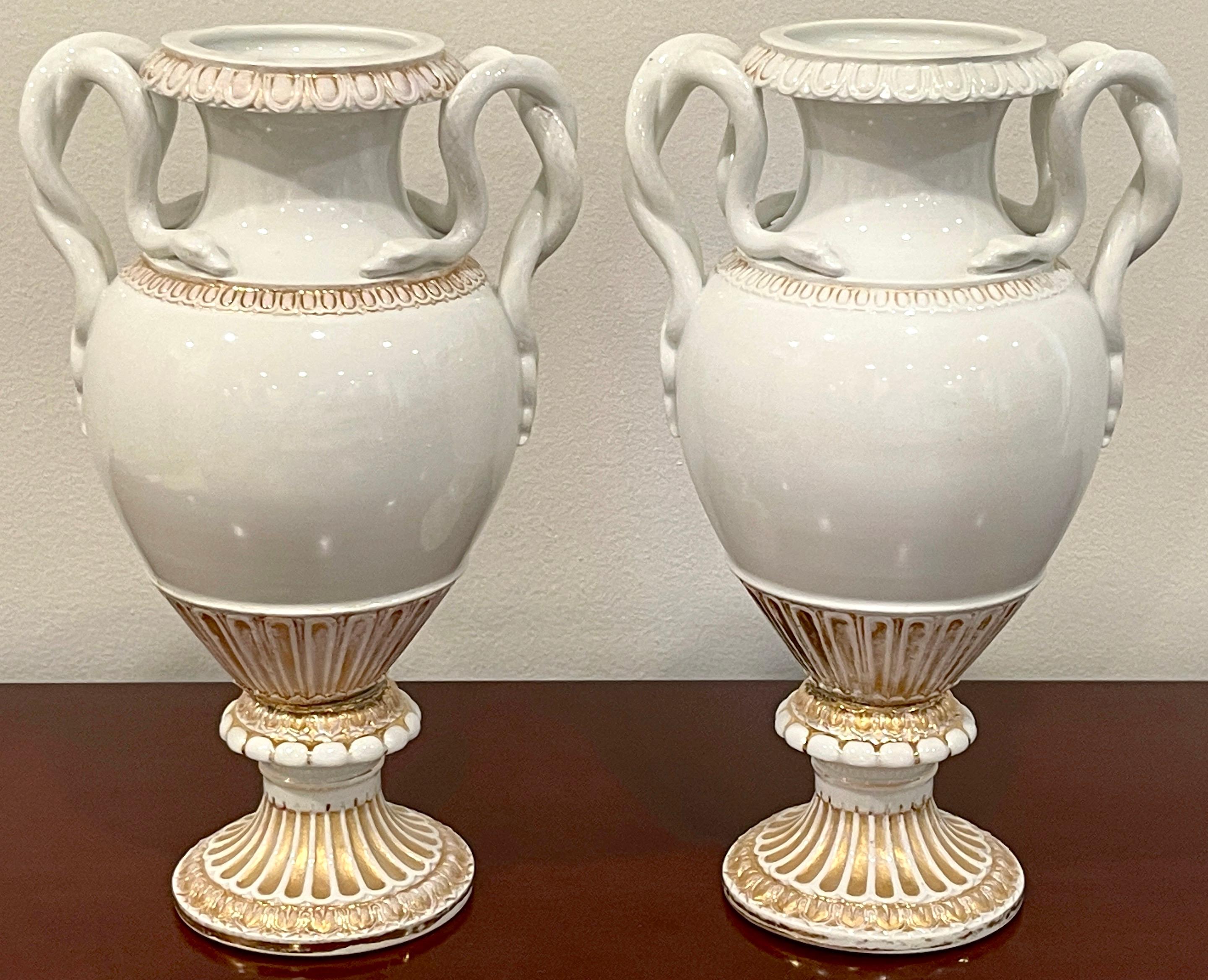 Coppia di vasi neoclassici Meissen oro e bianco del XIX secolo con manico di serpente In condizioni buone in vendita a West Palm Beach, FL