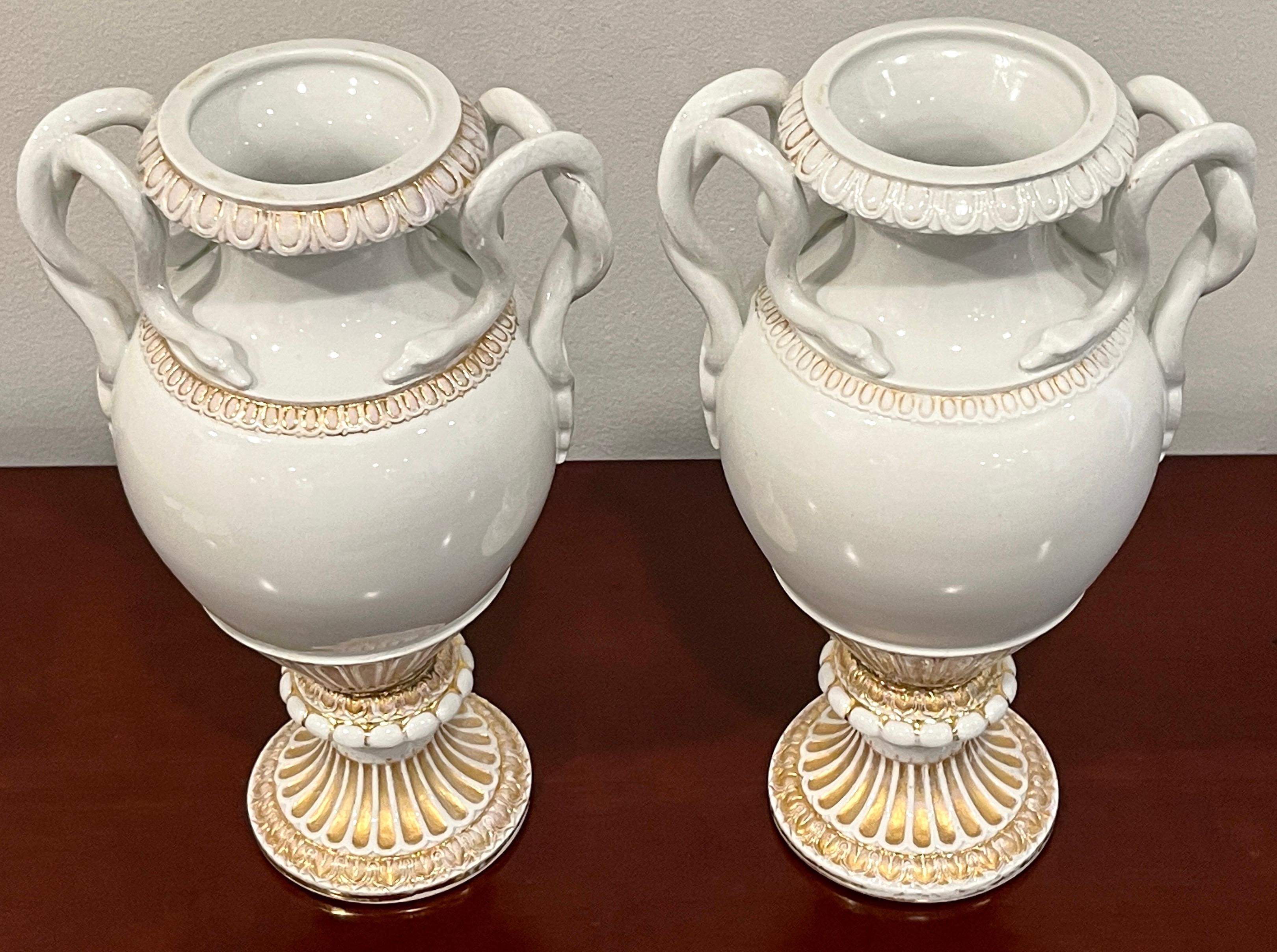 Porcellana Coppia di vasi neoclassici Meissen oro e bianco del XIX secolo con manico di serpente in vendita