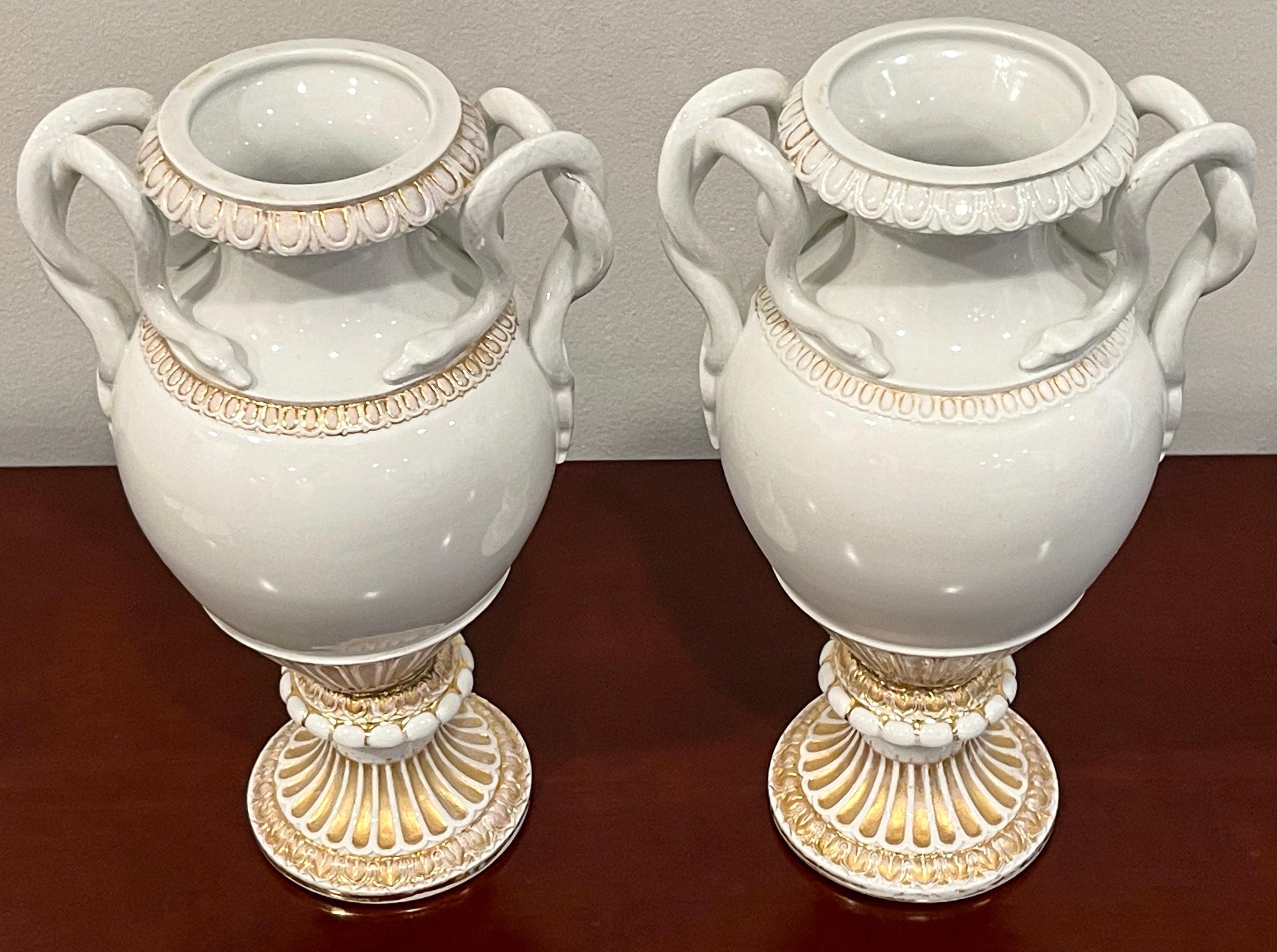 XIXe siècle Paire de vases néoclassiques à poignée serpentine en or et blanc de Meissen du 19ème siècle en vente