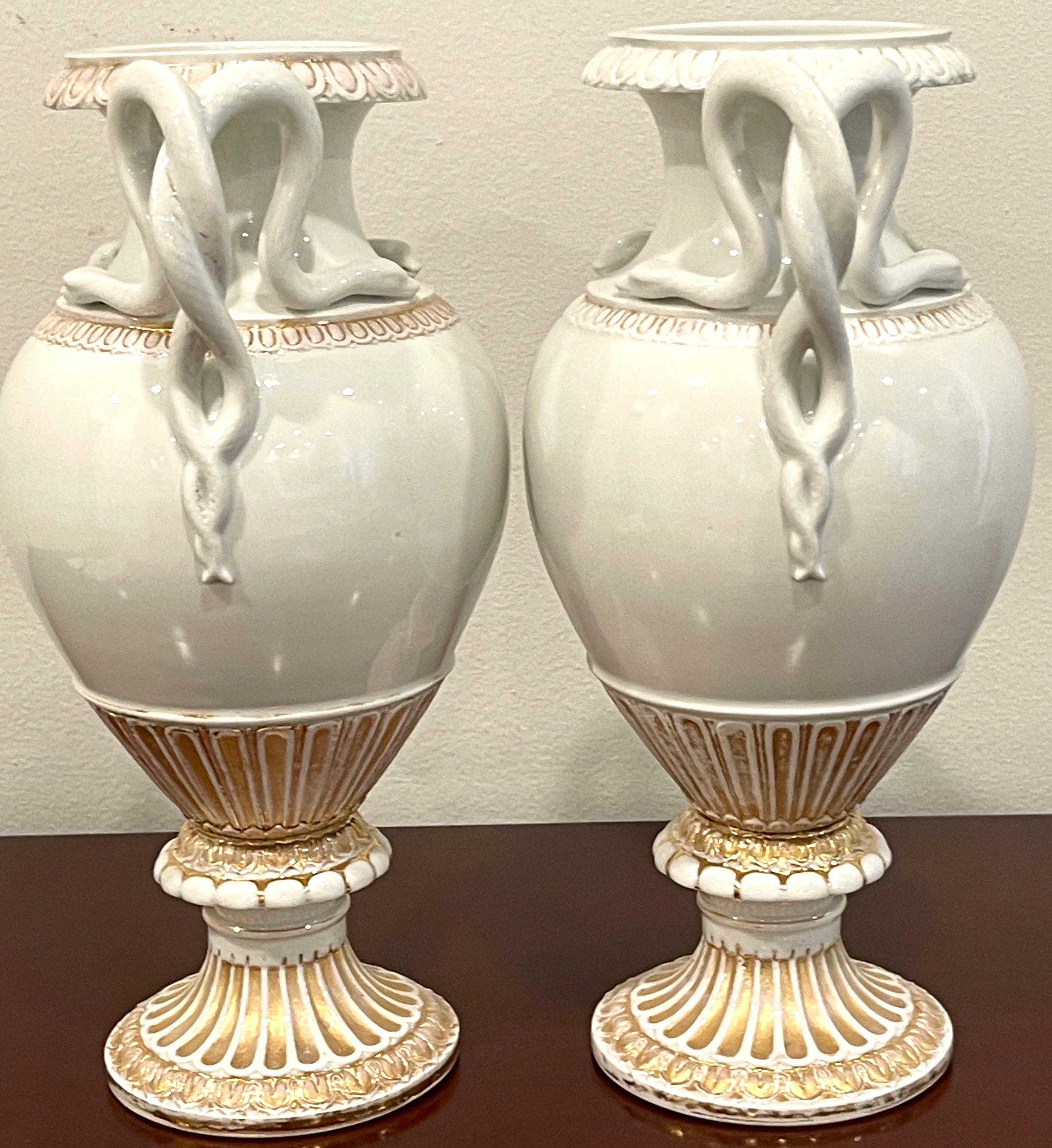 Porcelaine Paire de vases néoclassiques à poignée serpentine en or et blanc de Meissen du 19ème siècle en vente