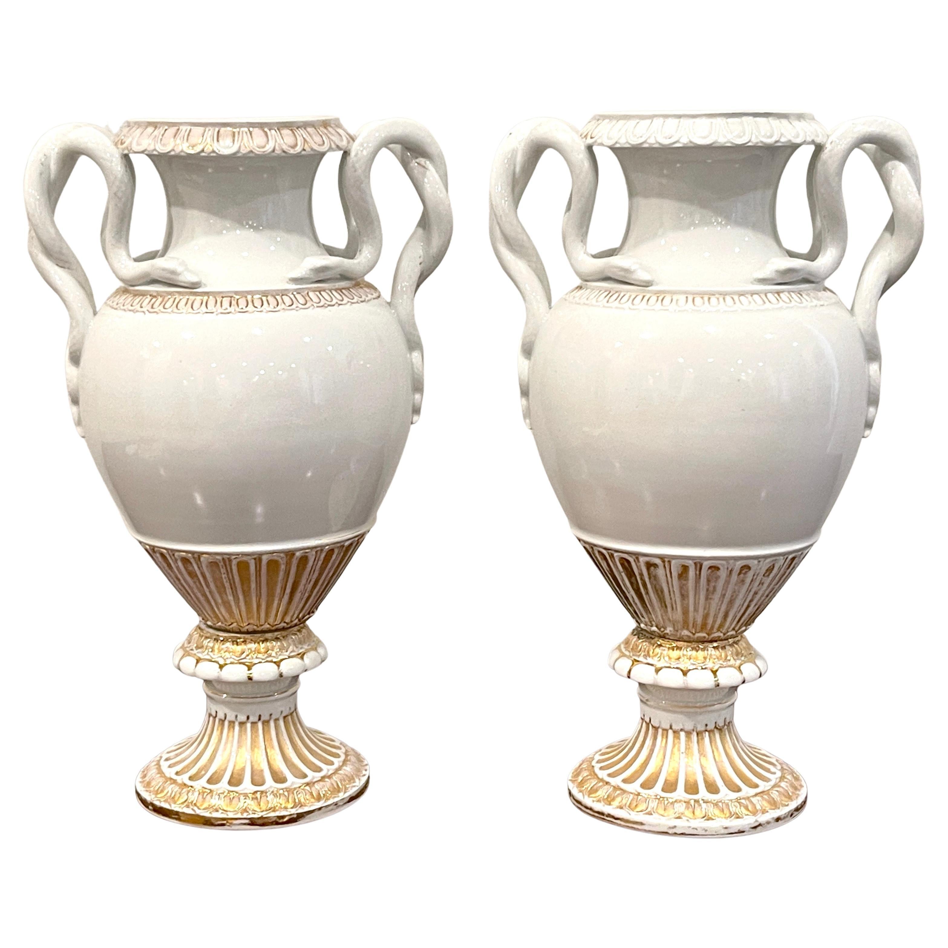 Paar neoklassizistische Meissener Vasen mit Schlangengriff aus dem 19. Jahrhundert in Gold und Weiß