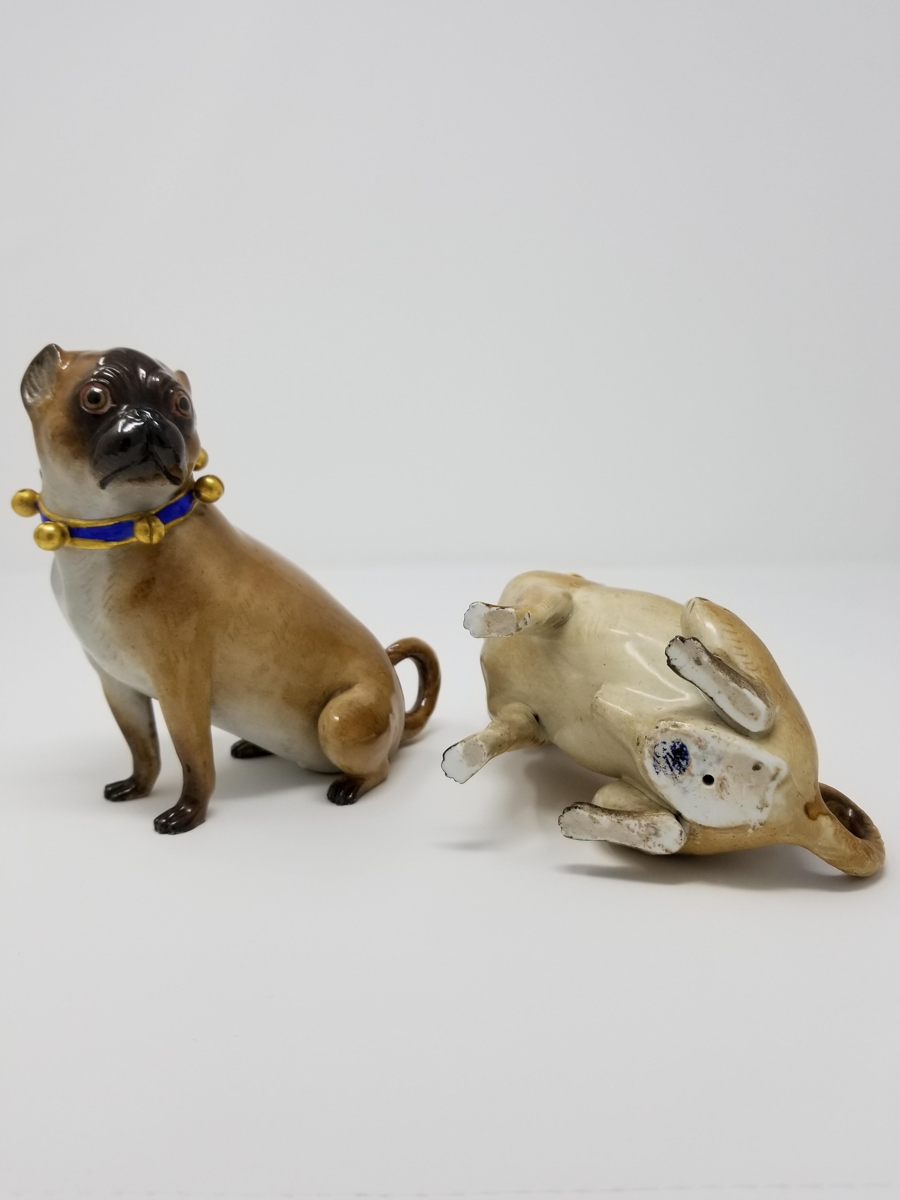 Paar Meissener Porzellanfiguren von Pug Hunden mit vergoldeten Glockenkragen aus dem 19. Jahrhundert (Deutsch)