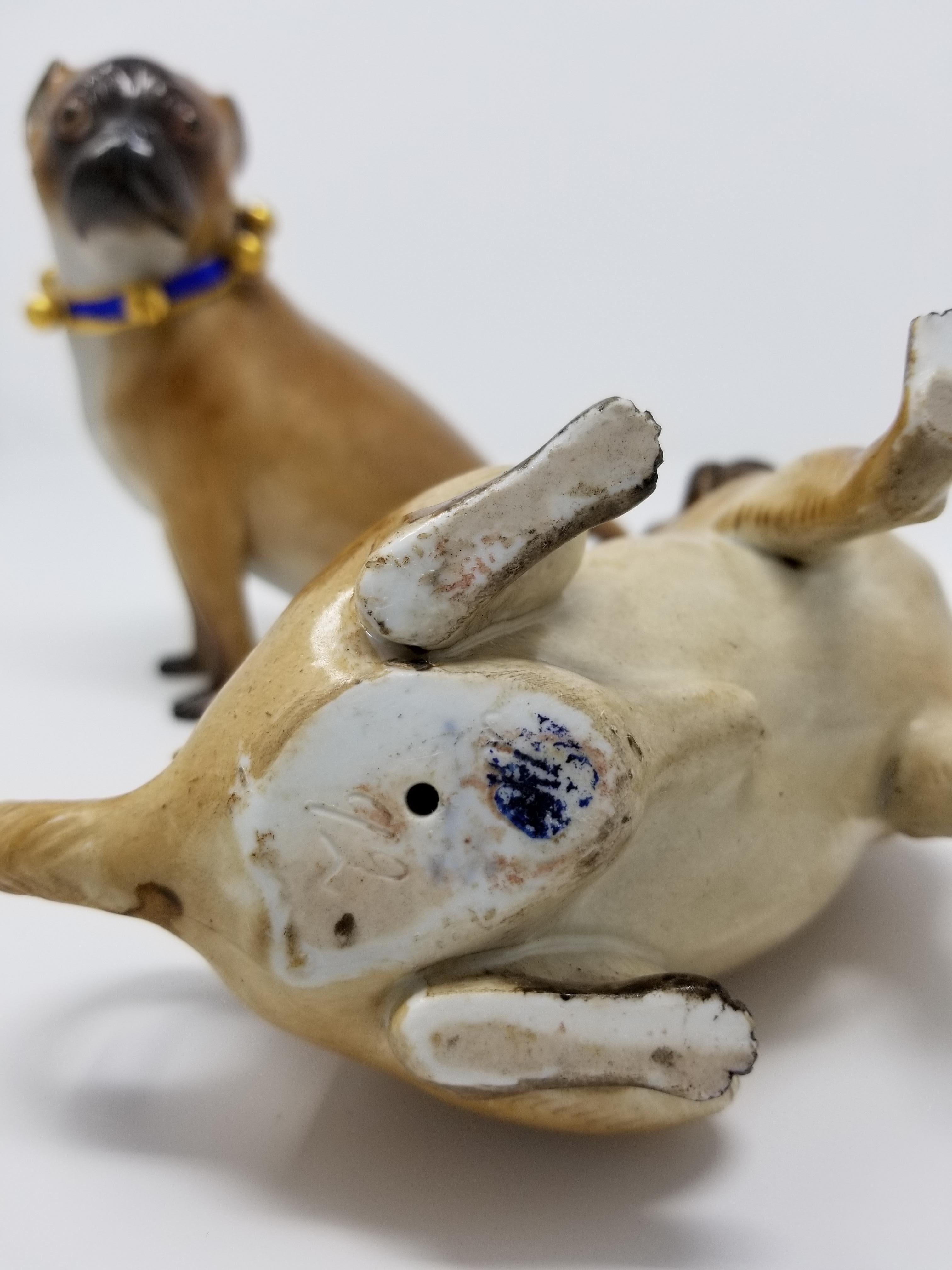 Paar Meissener Porzellanfiguren von Pug Hunden mit vergoldeten Glockenkragen aus dem 19. Jahrhundert (Mittleres 19. Jahrhundert)