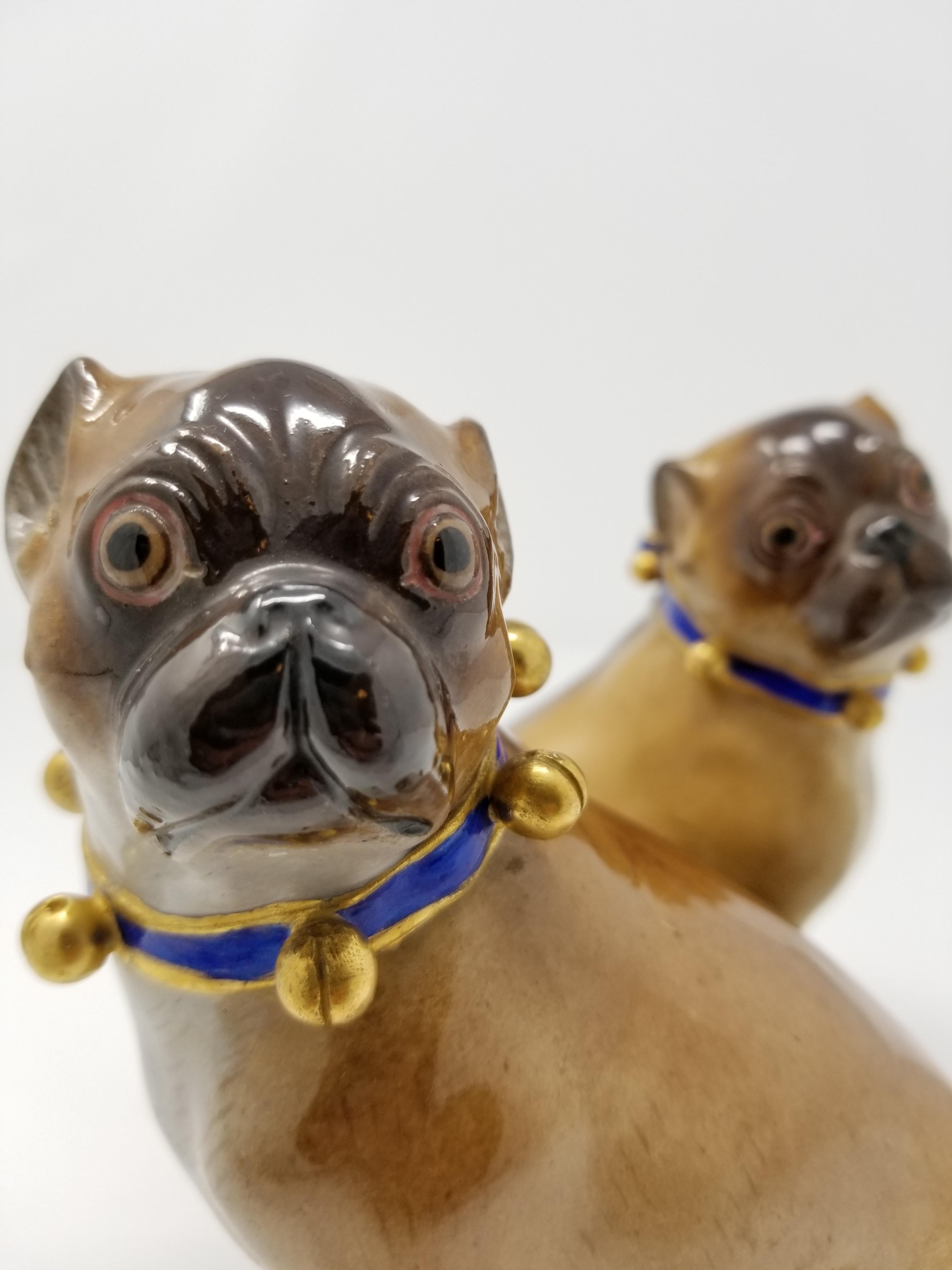 Paar Meissener Porzellanfiguren von Pug Hunden mit vergoldeten Glockenkragen aus dem 19. Jahrhundert 2