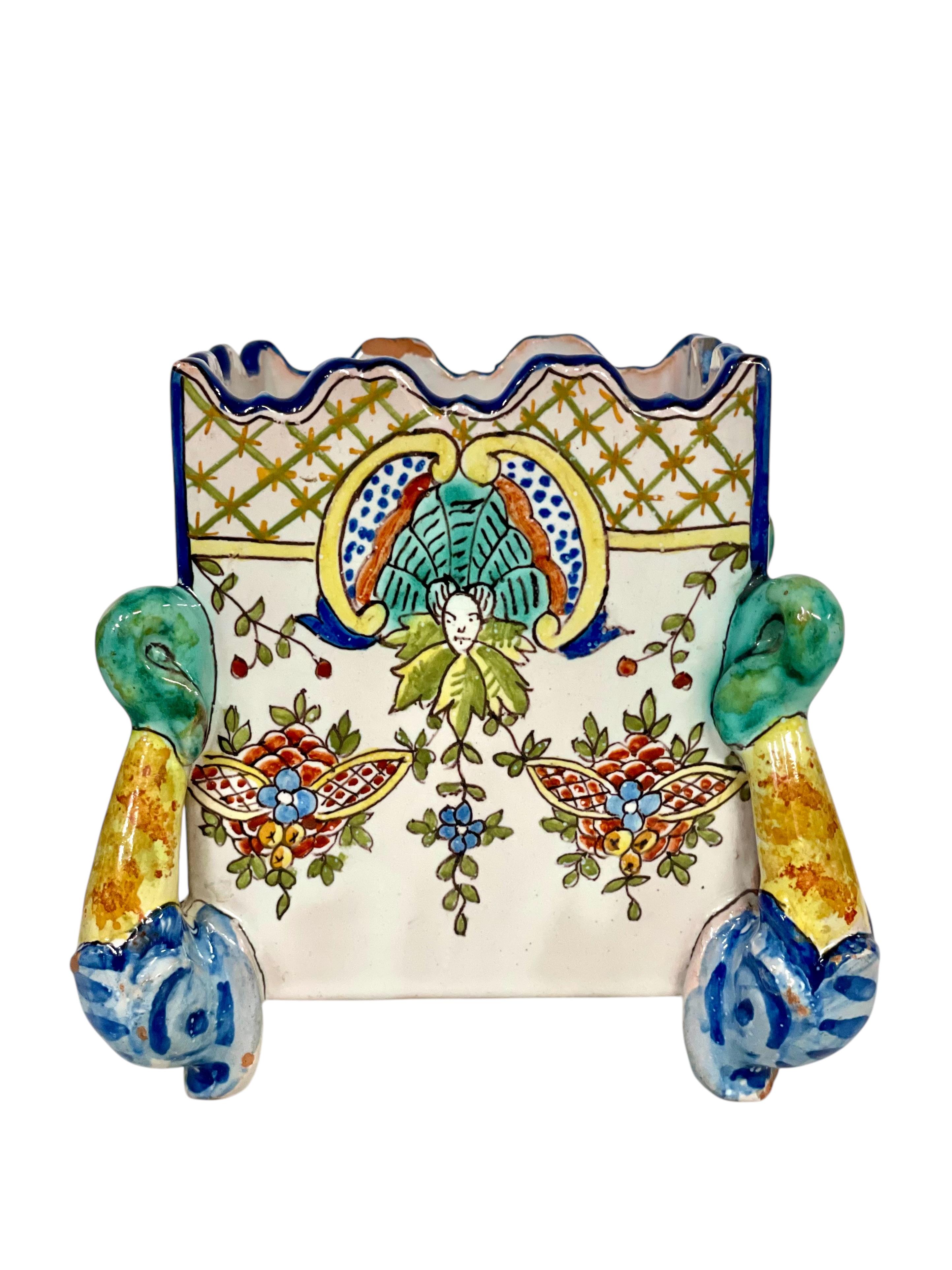 Paire de pots à cache en faïence polychrome du 19ème siècle 'Montagnon' de Nevers en vente 3