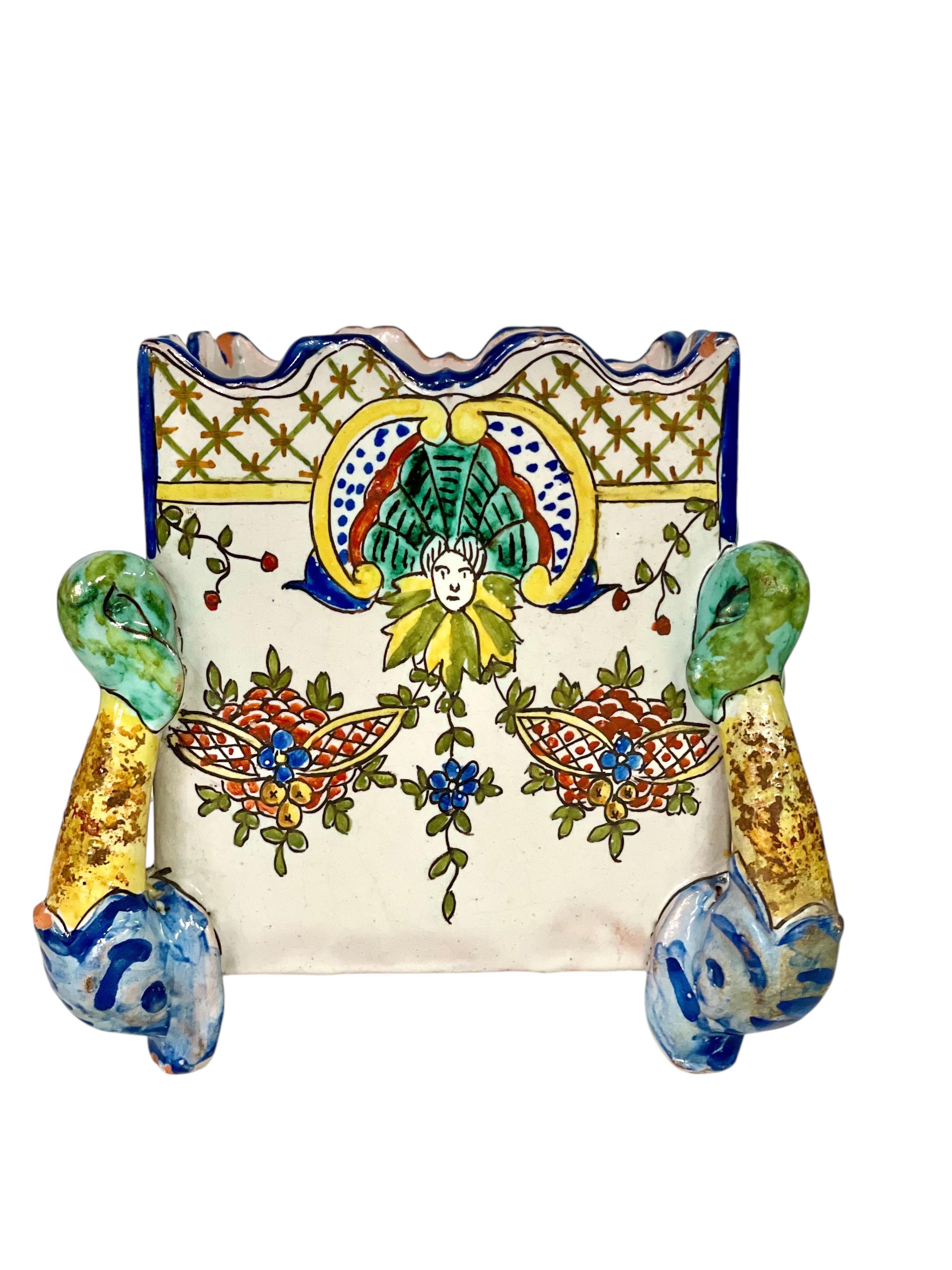 Paire de pots à cache en faïence polychrome du 19ème siècle 'Montagnon' de Nevers en vente 4