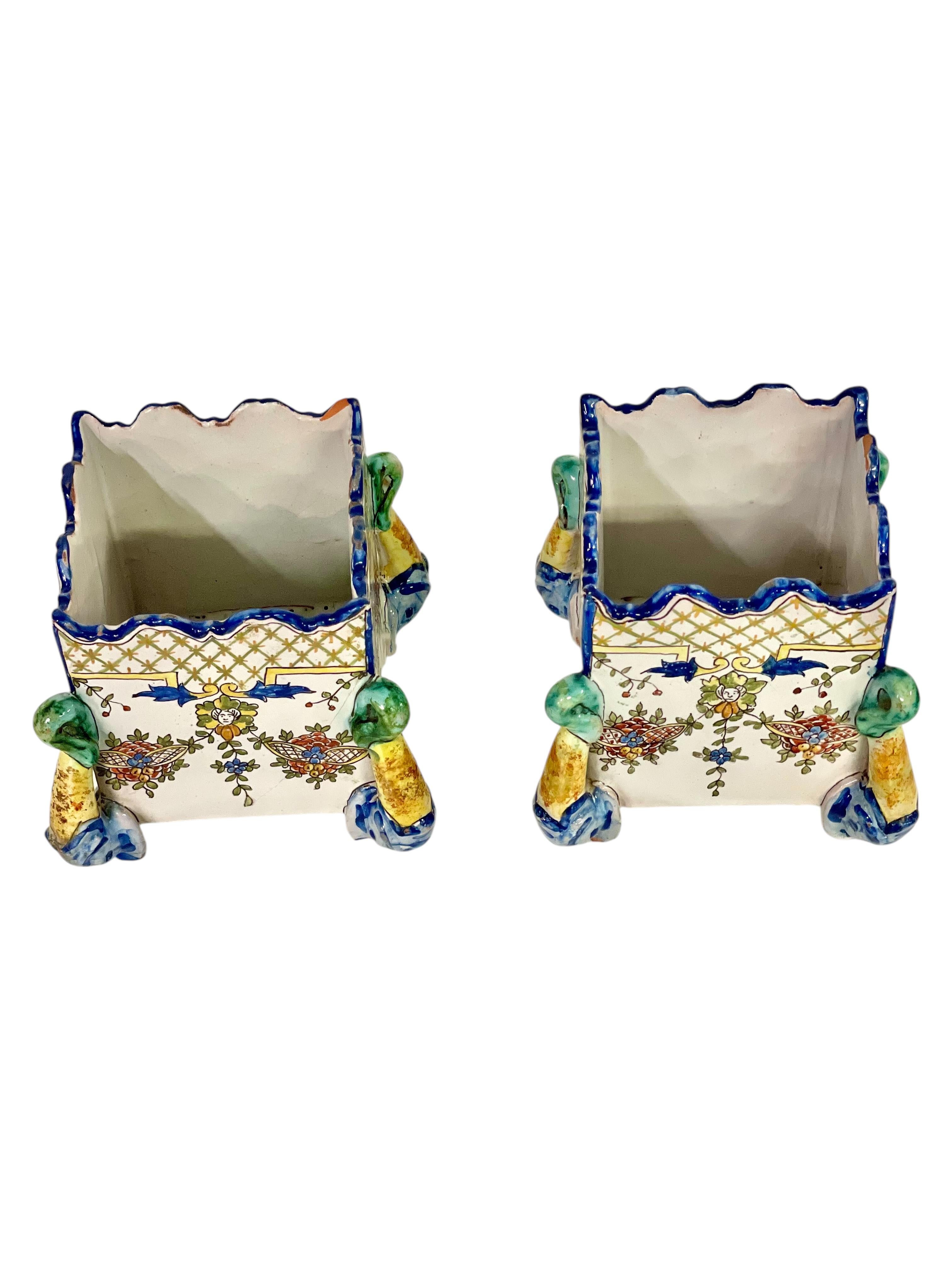 Paire de pots à cache en faïence polychrome du 19ème siècle 'Montagnon' de Nevers en vente 5