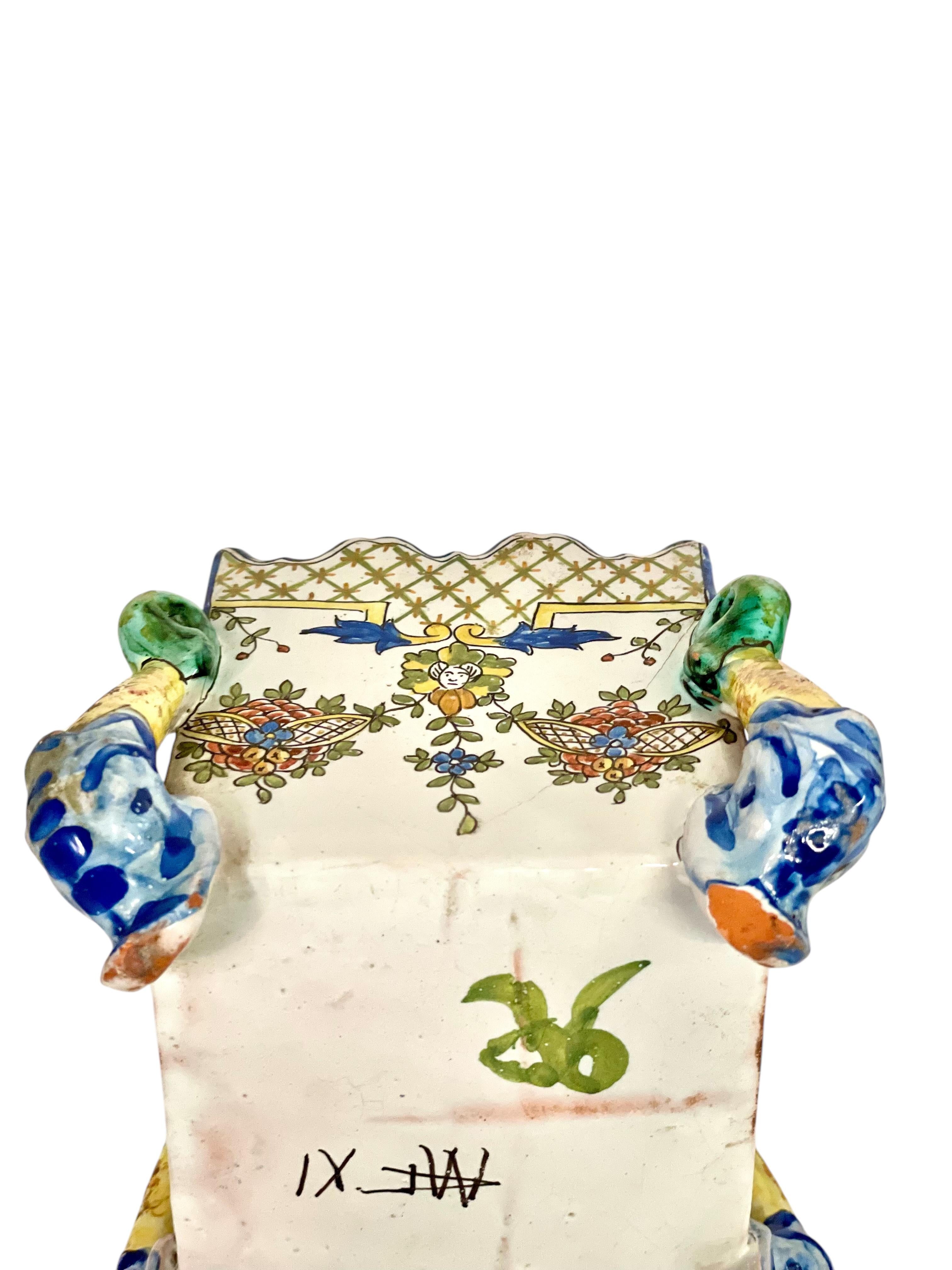 Paire de pots à cache en faïence polychrome du 19ème siècle 'Montagnon' de Nevers en vente 9