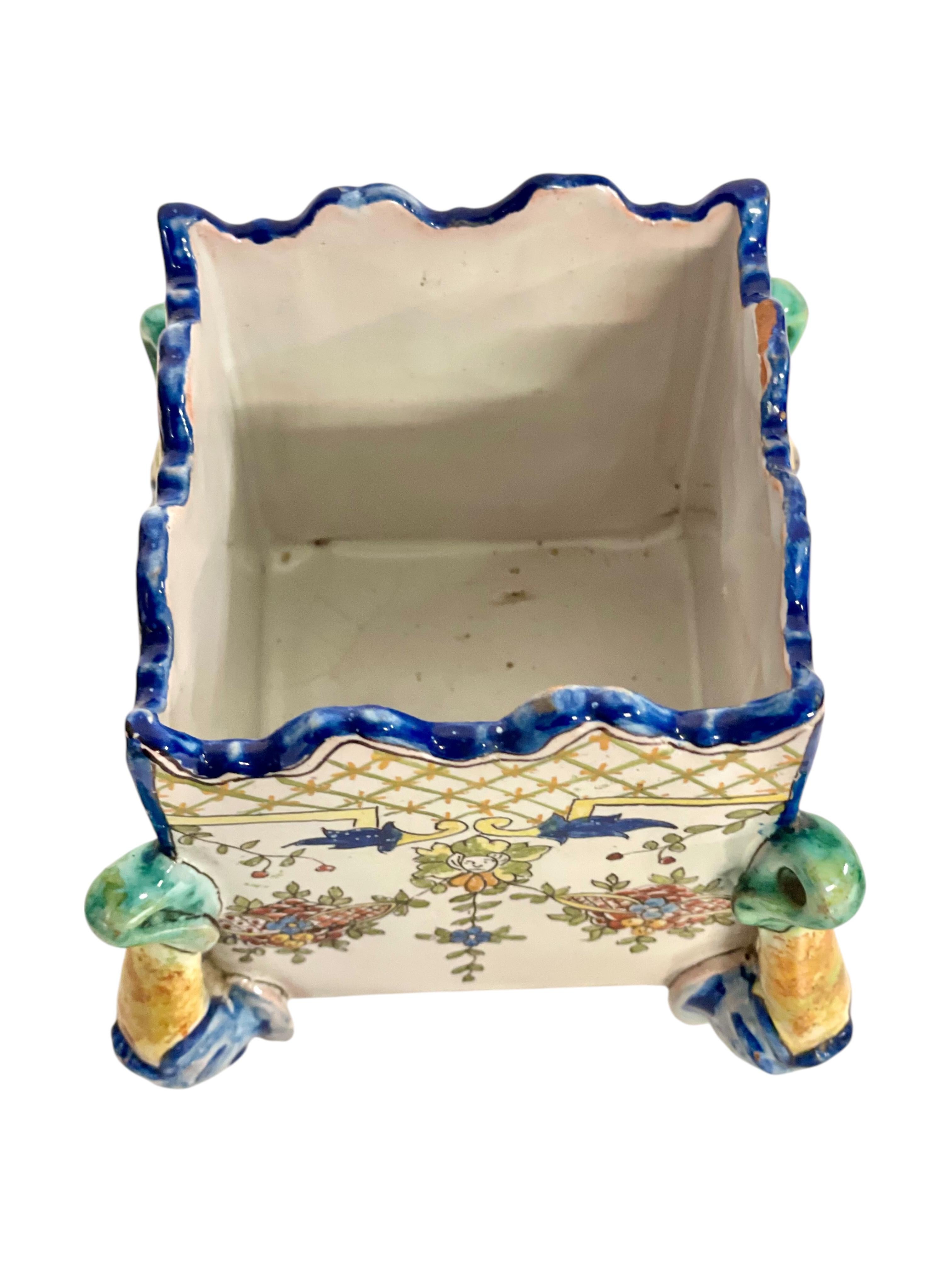 Paire de pots à cache en faïence polychrome du 19ème siècle 'Montagnon' de Nevers en vente 11