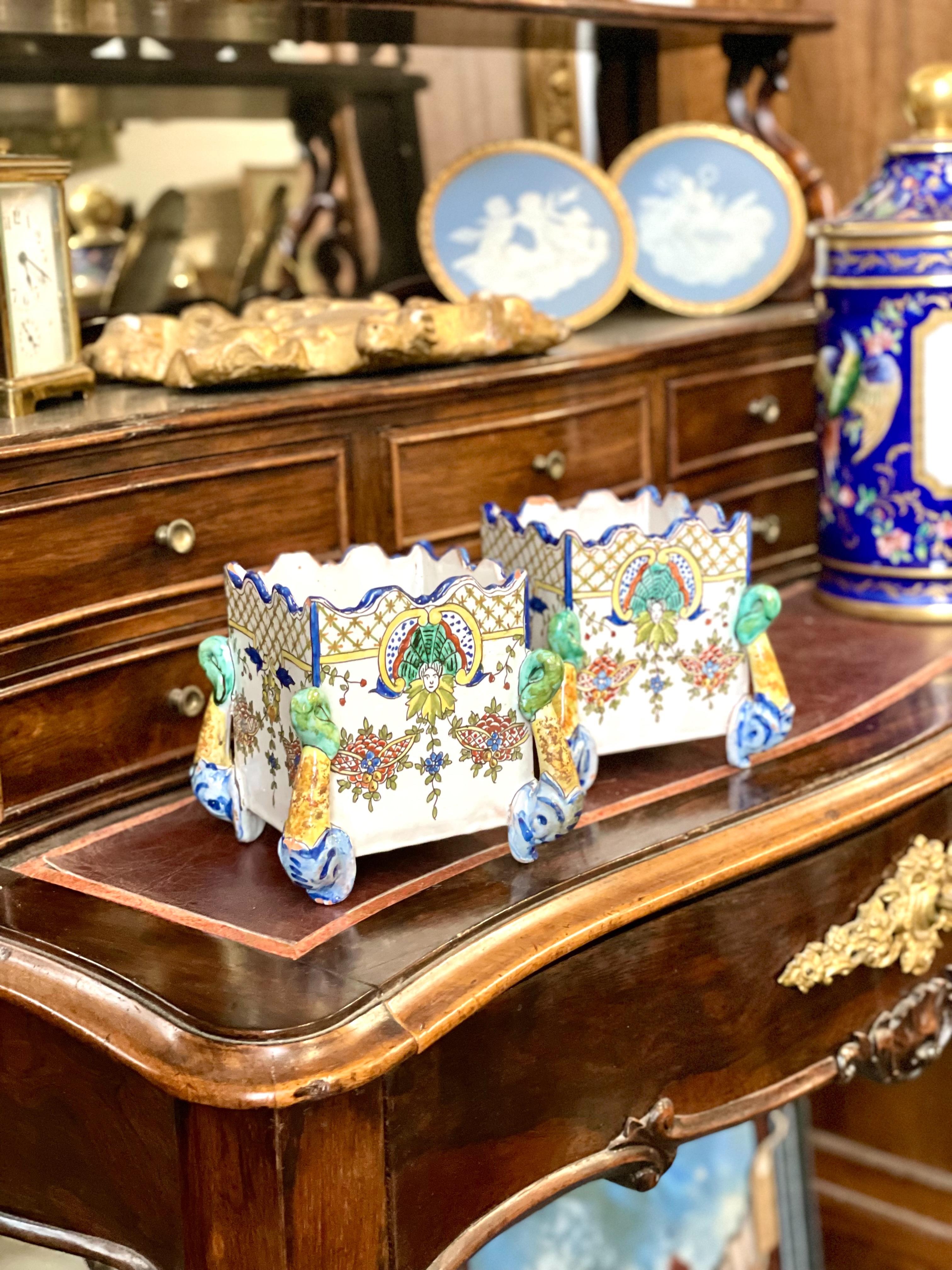 Paire de pots à cache en faïence polychrome du 19ème siècle 'Montagnon' de Nevers en vente 12
