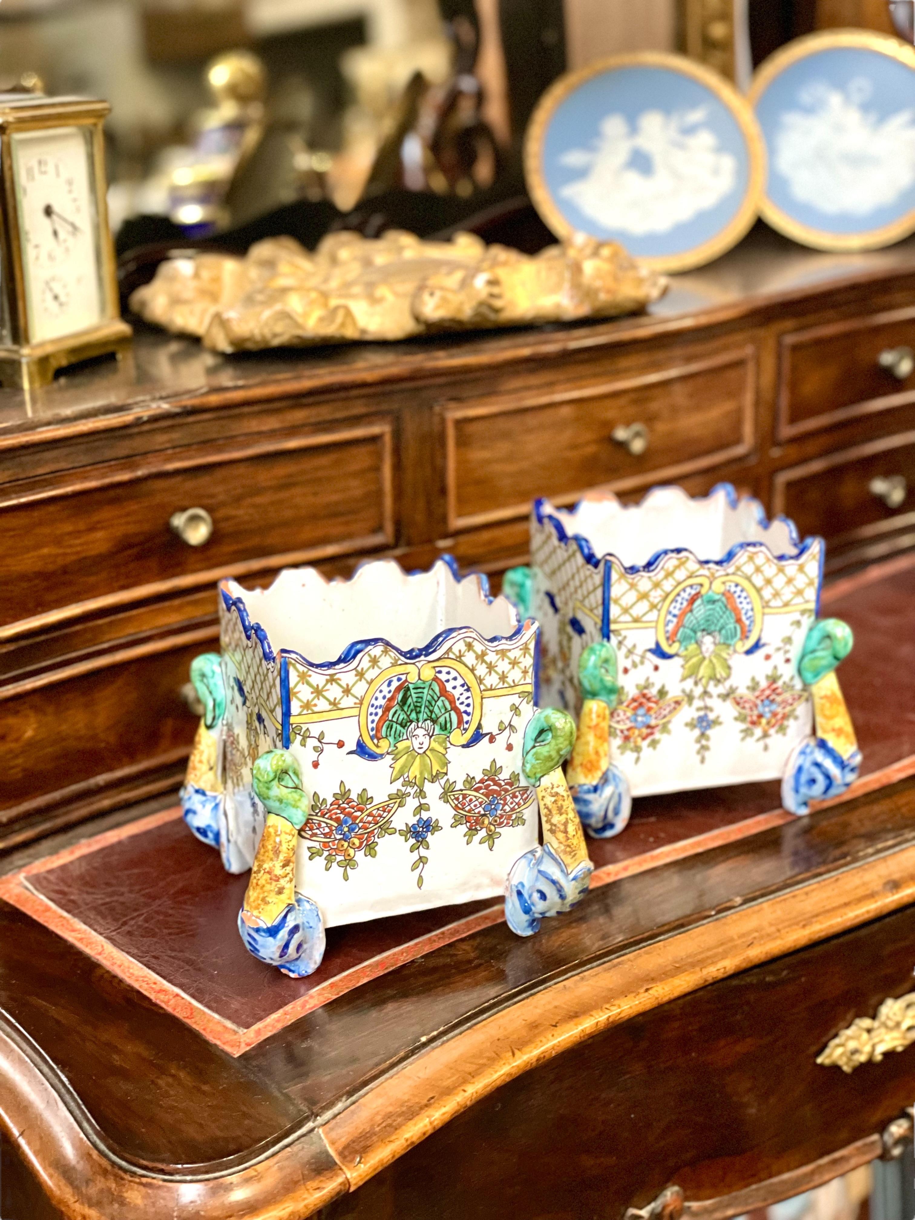 Peint à la main Paire de pots à cache en faïence polychrome du 19ème siècle 'Montagnon' de Nevers en vente