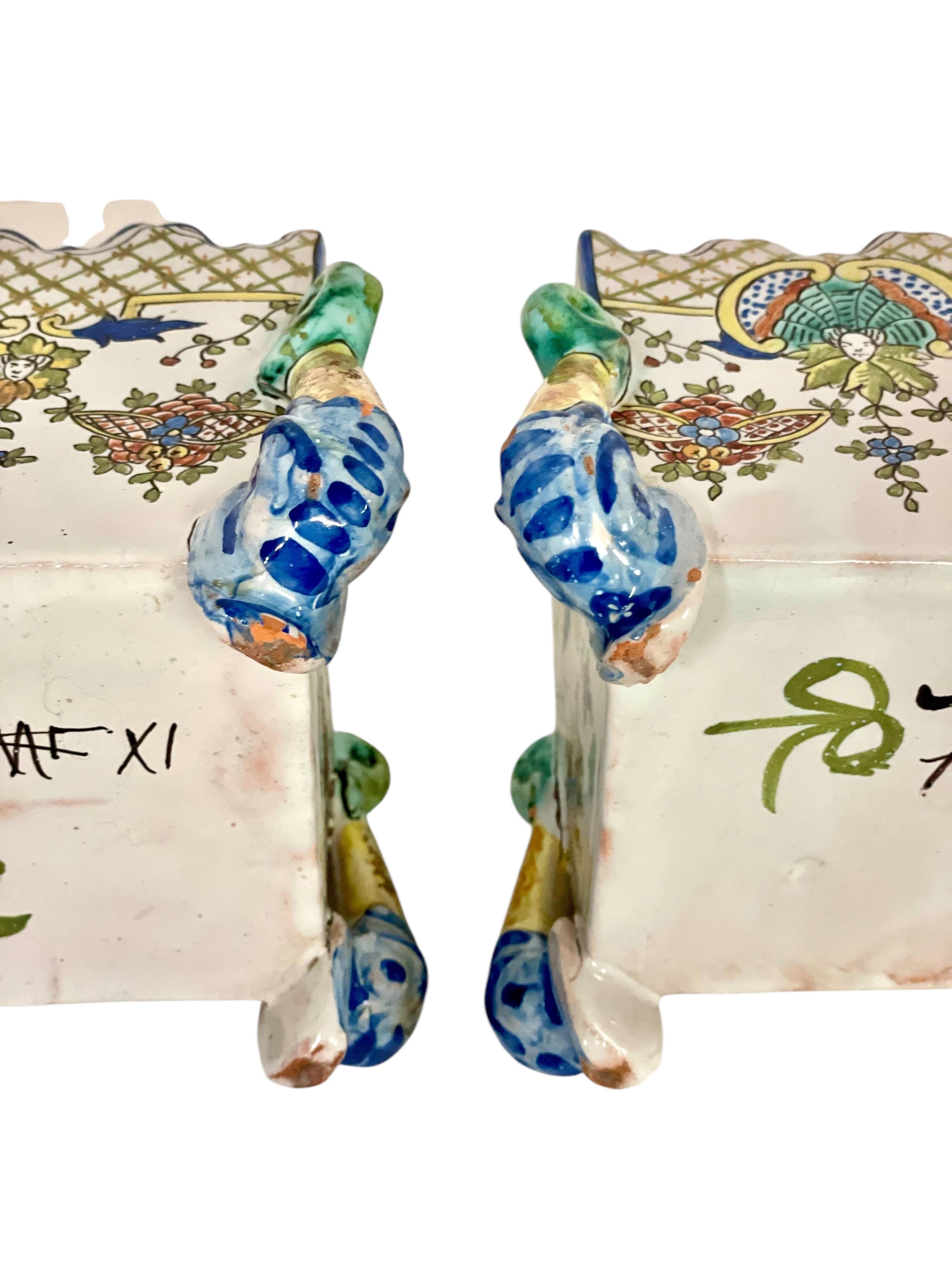 XIXe siècle Paire de pots à cache en faïence polychrome du 19ème siècle 'Montagnon' de Nevers en vente