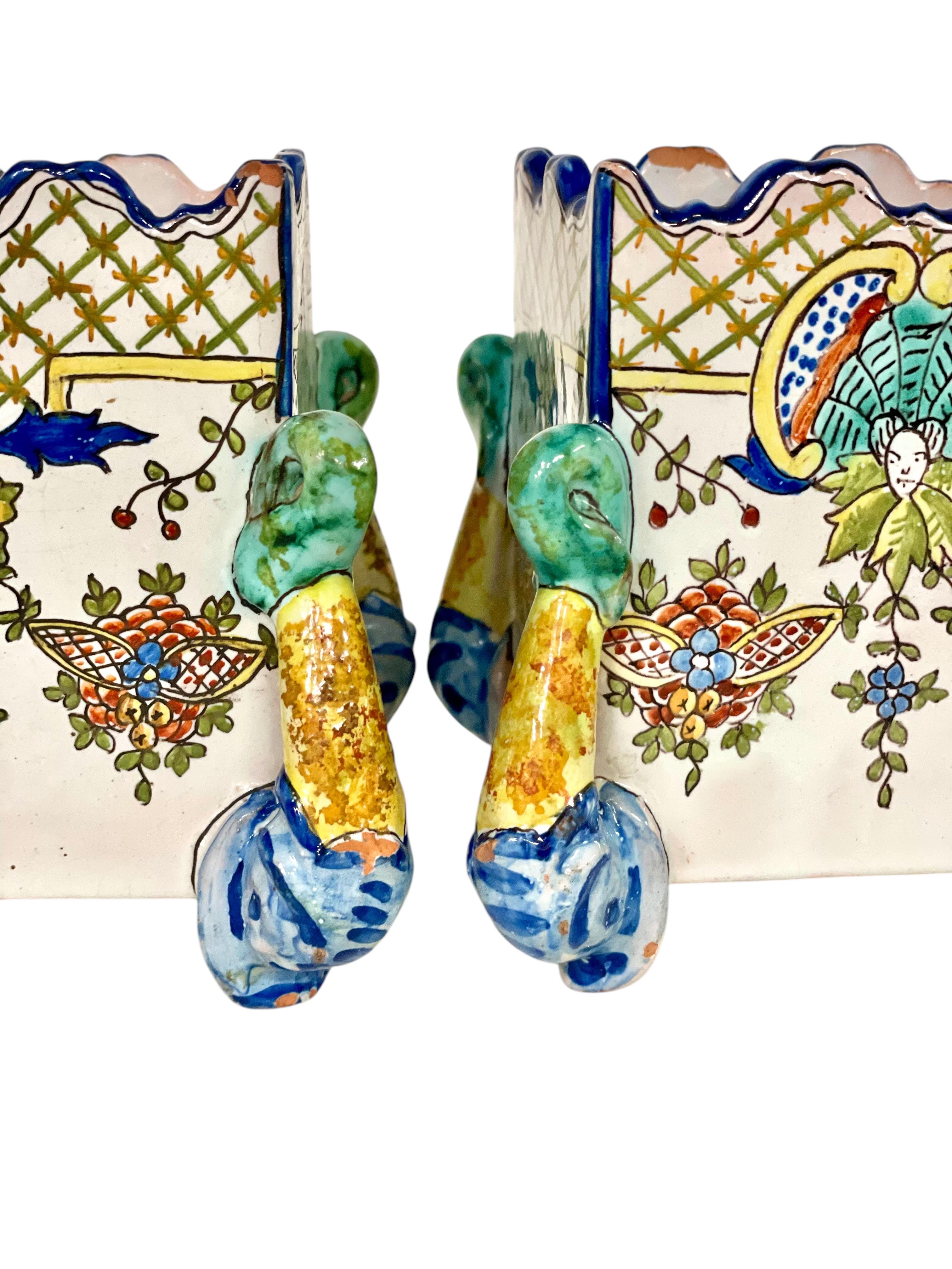 Peinture Paire de pots à cache en faïence polychrome du 19ème siècle 'Montagnon' de Nevers en vente