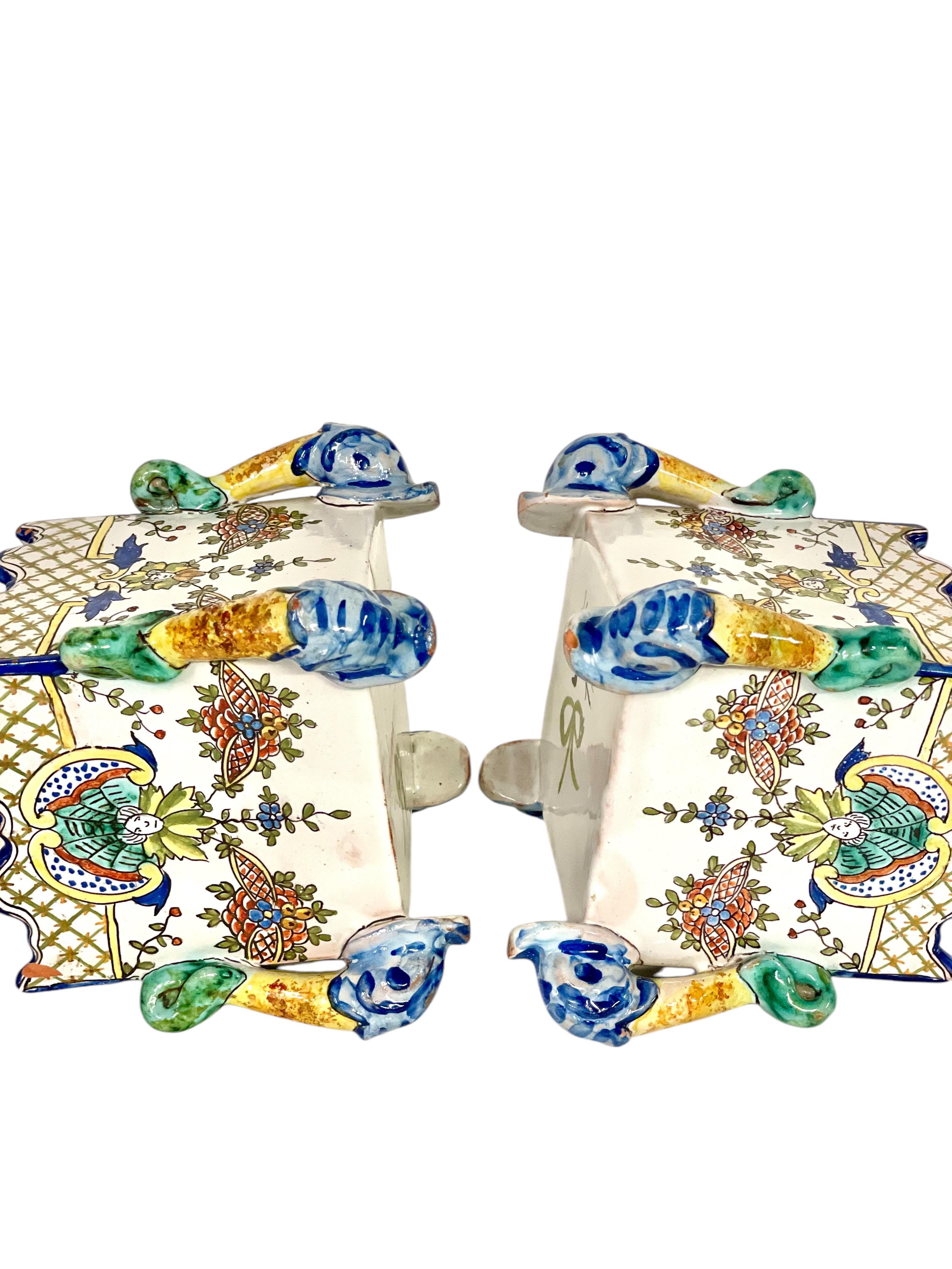 Paire de pots à cache en faïence polychrome du 19ème siècle 'Montagnon' de Nevers en vente 1