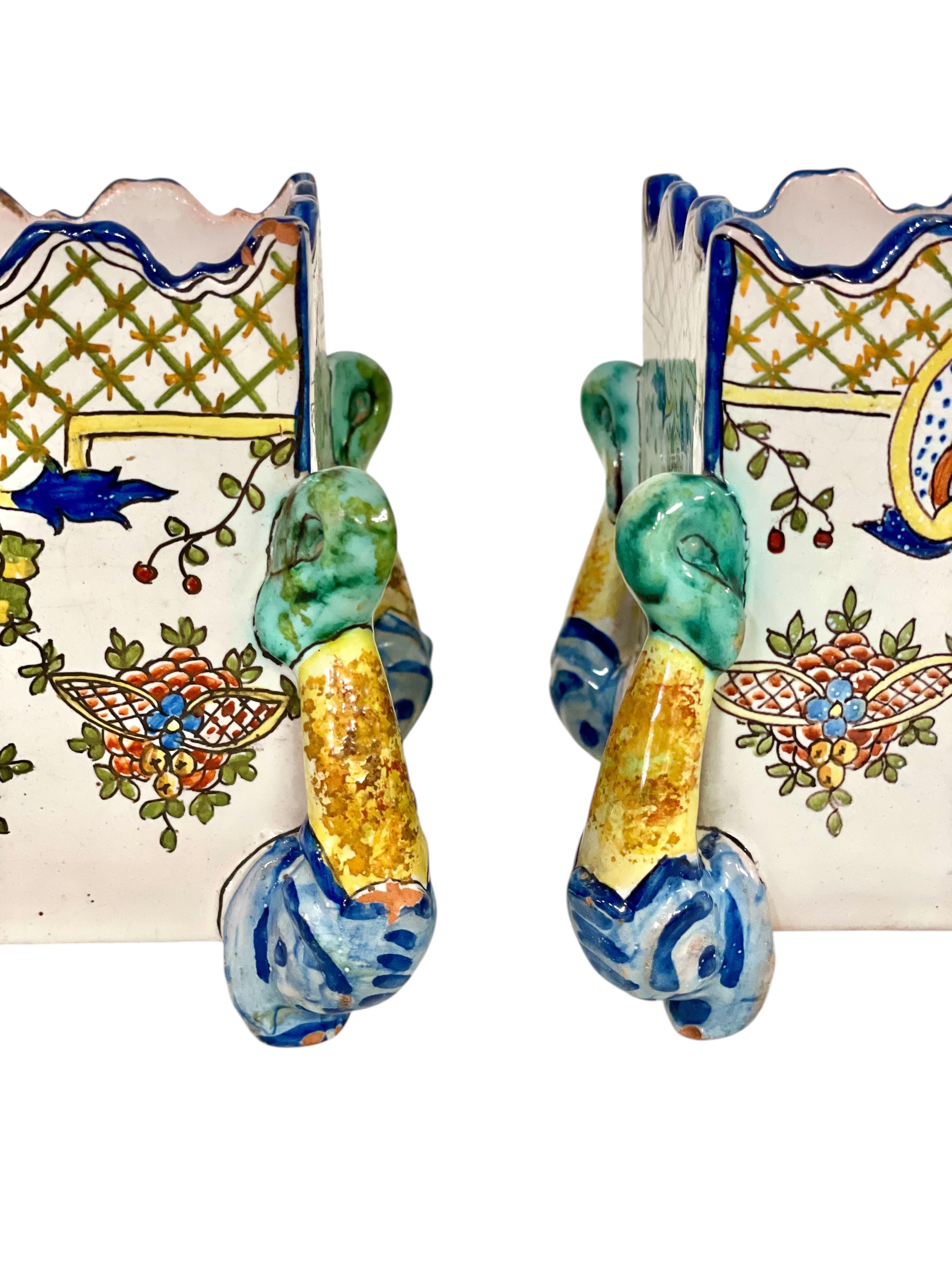 Paire de pots à cache en faïence polychrome du 19ème siècle 'Montagnon' de Nevers en vente 2