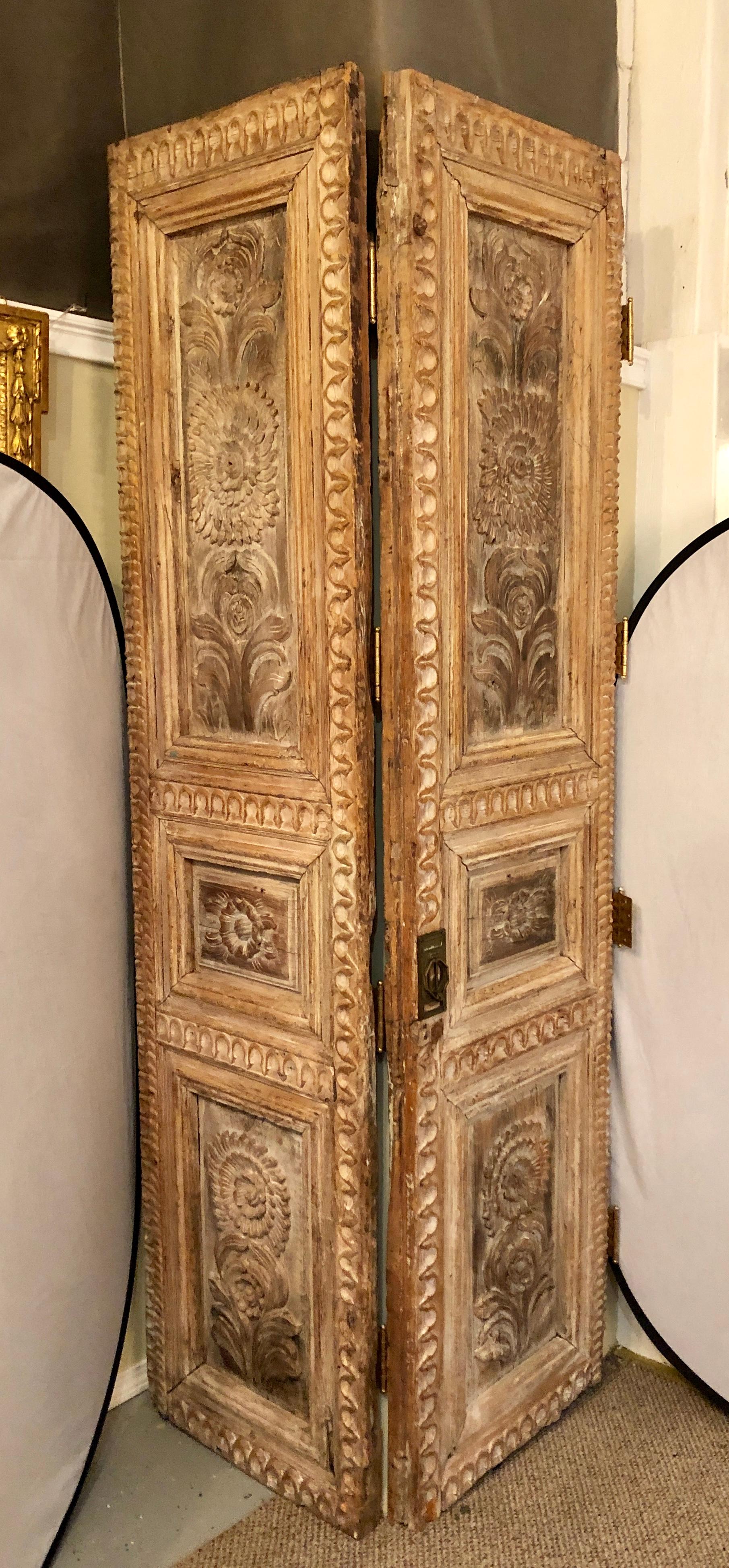 Monumentale Volkskunsttüren des 19. Jahrhunderts als Raumteiler montiert, Paar im Zustand „Gut“ im Angebot in Stamford, CT