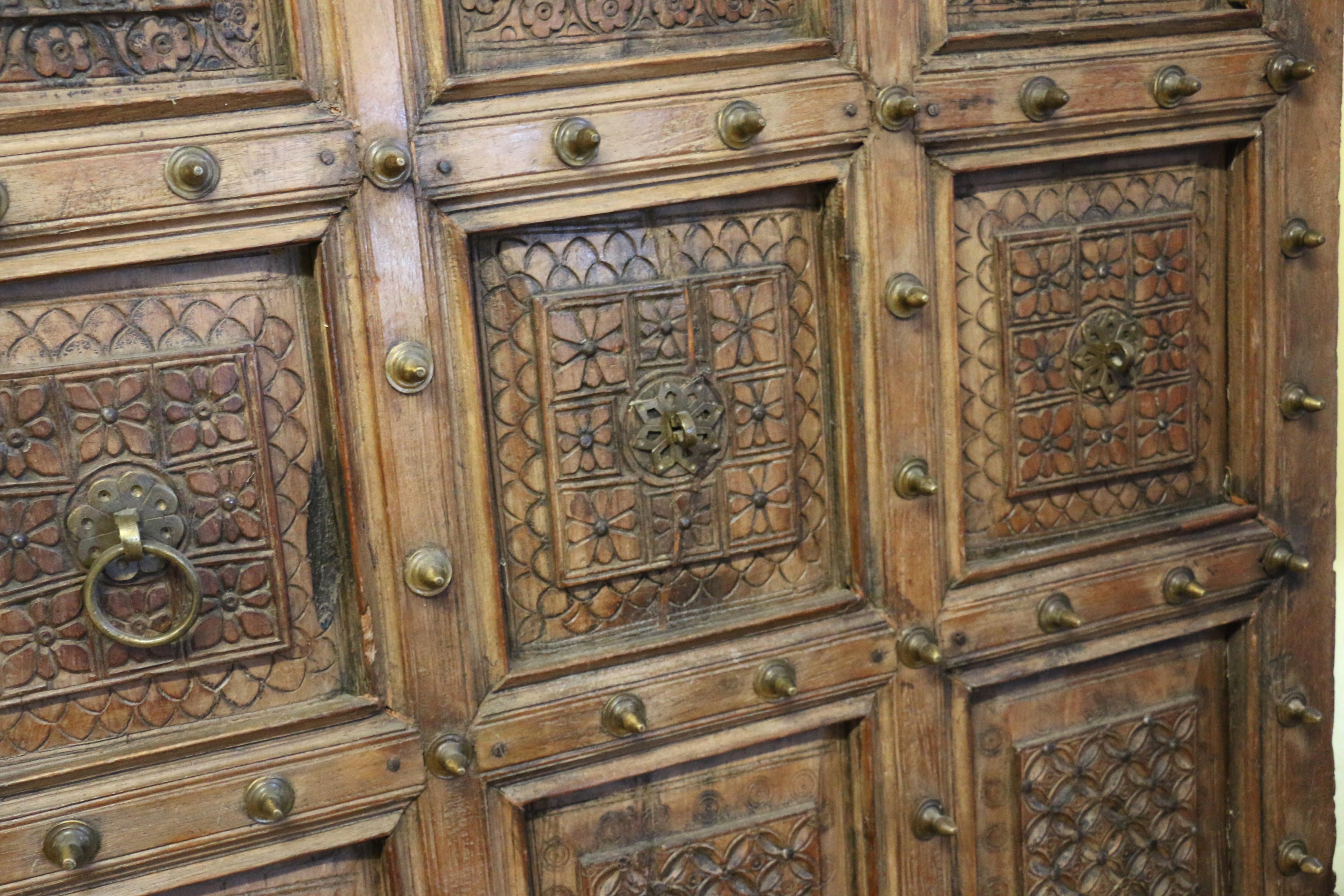 Coppia di porte marocchine del XIX secolo con intricati dettagli in bronzo in vendita 5