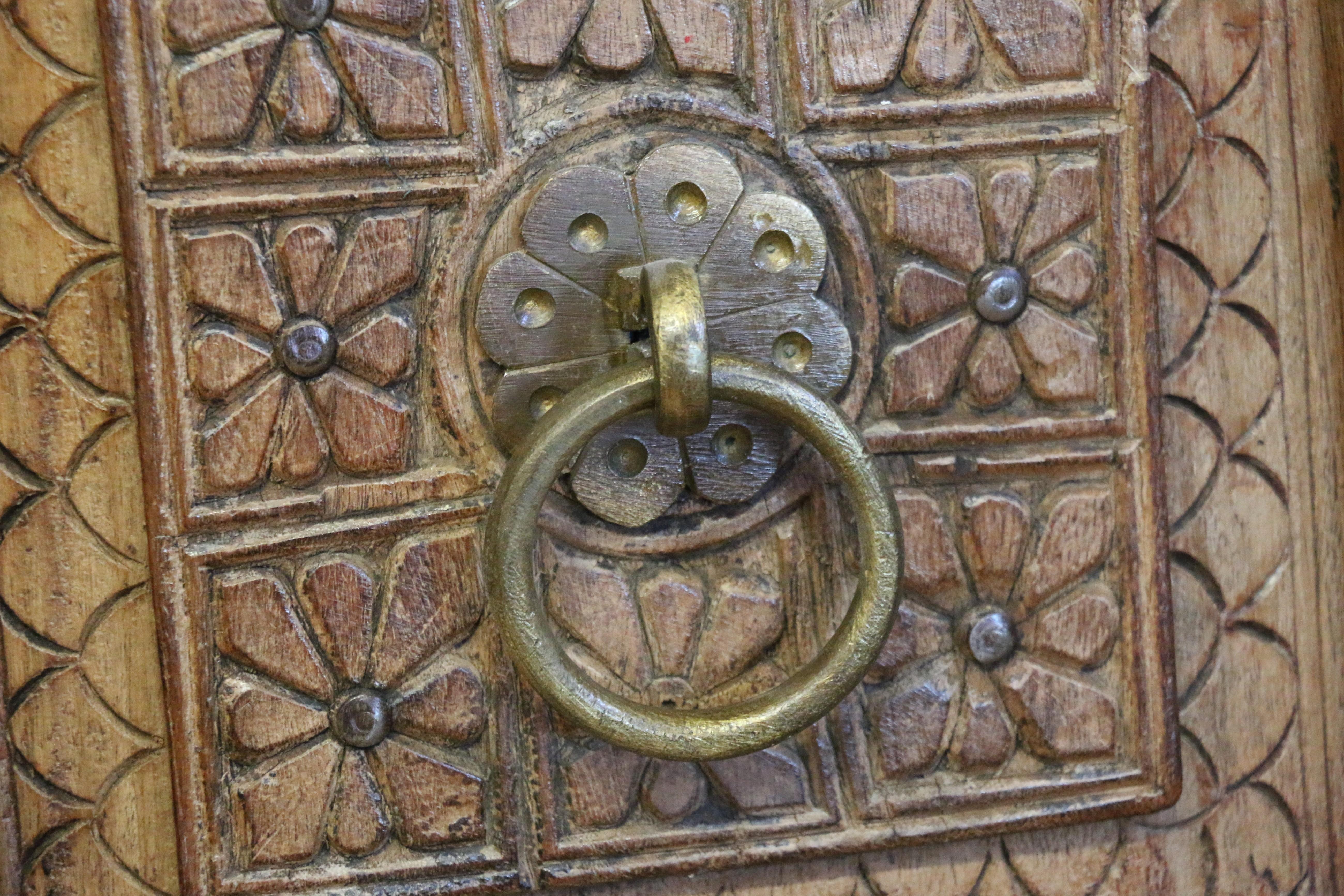 Coppia di porte marocchine del XIX secolo con intricati dettagli in bronzo in vendita 6