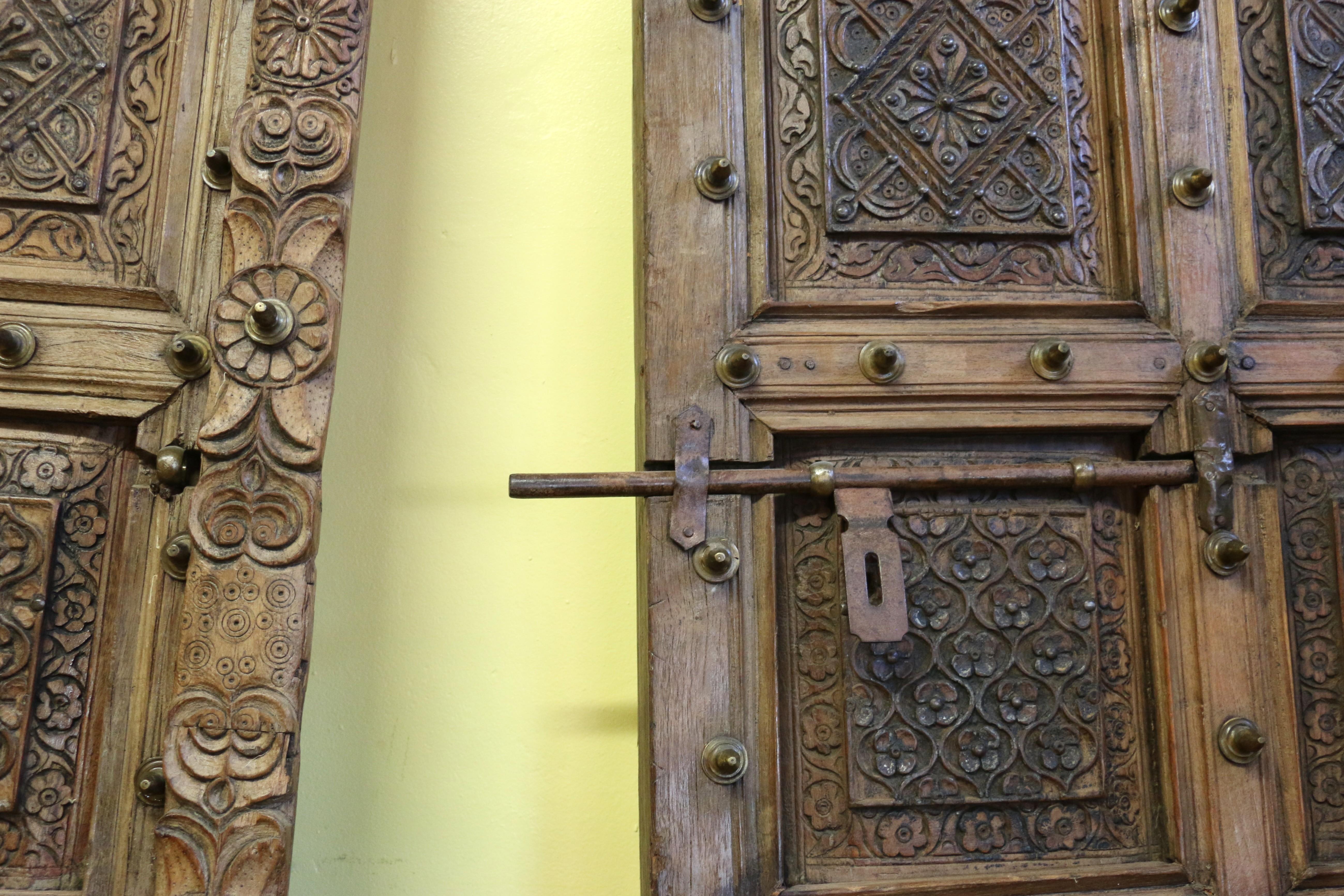 Coppia di porte marocchine del XIX secolo con intricati dettagli in bronzo in vendita 9