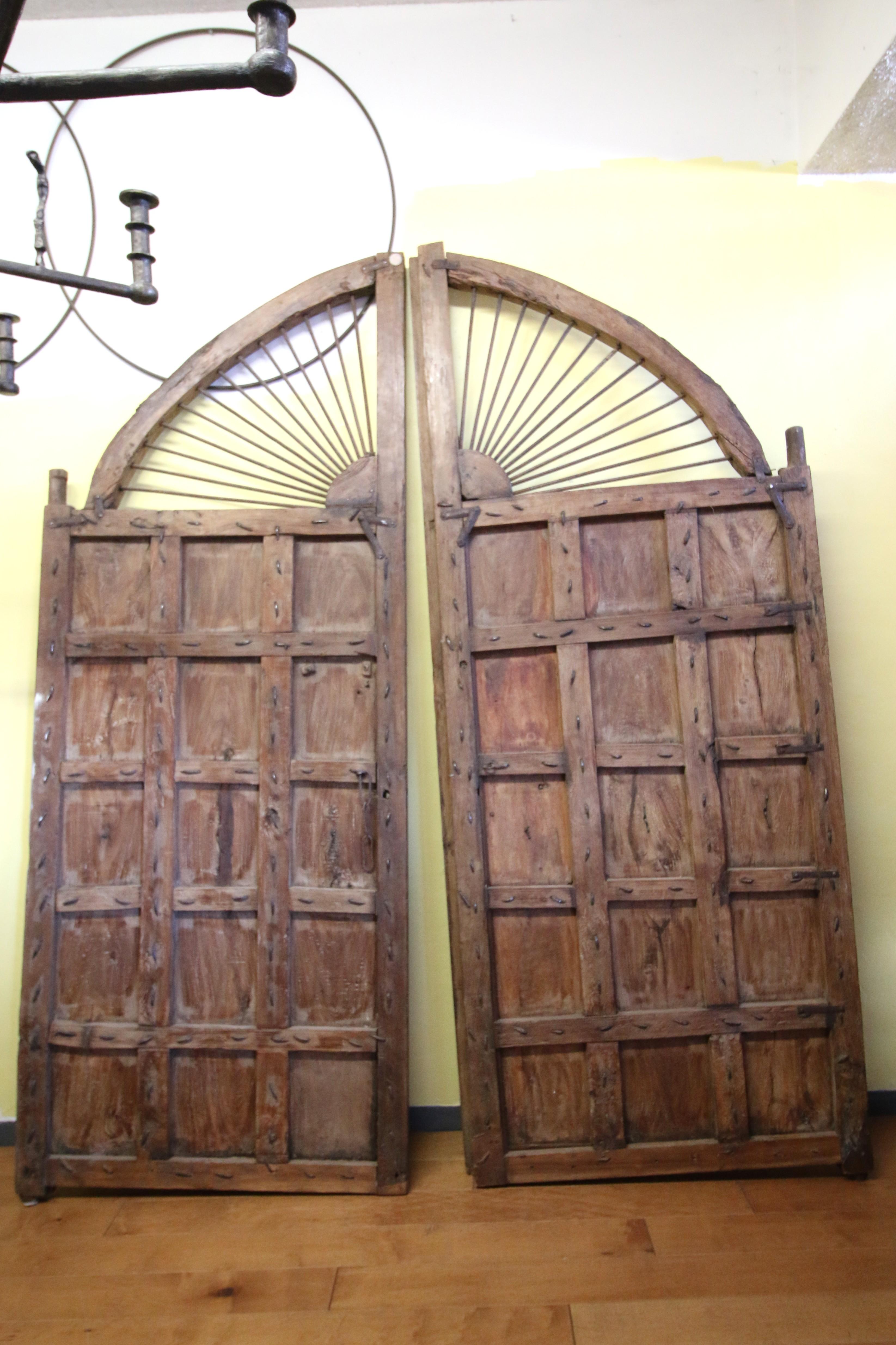 Coppia di porte marocchine del XIX secolo con intricati dettagli in bronzo in vendita 10