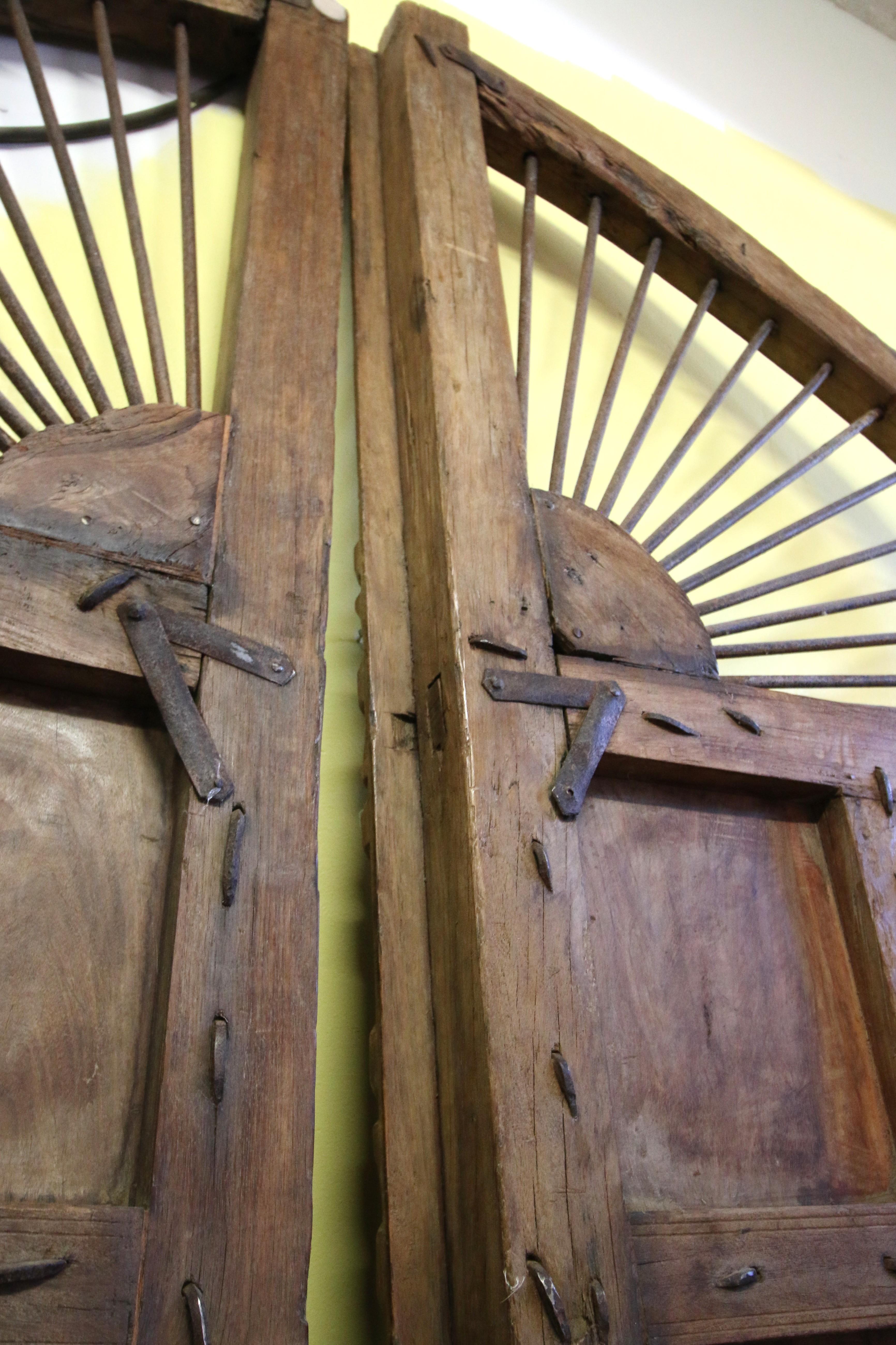 Coppia di porte marocchine del XIX secolo con intricati dettagli in bronzo in vendita 11