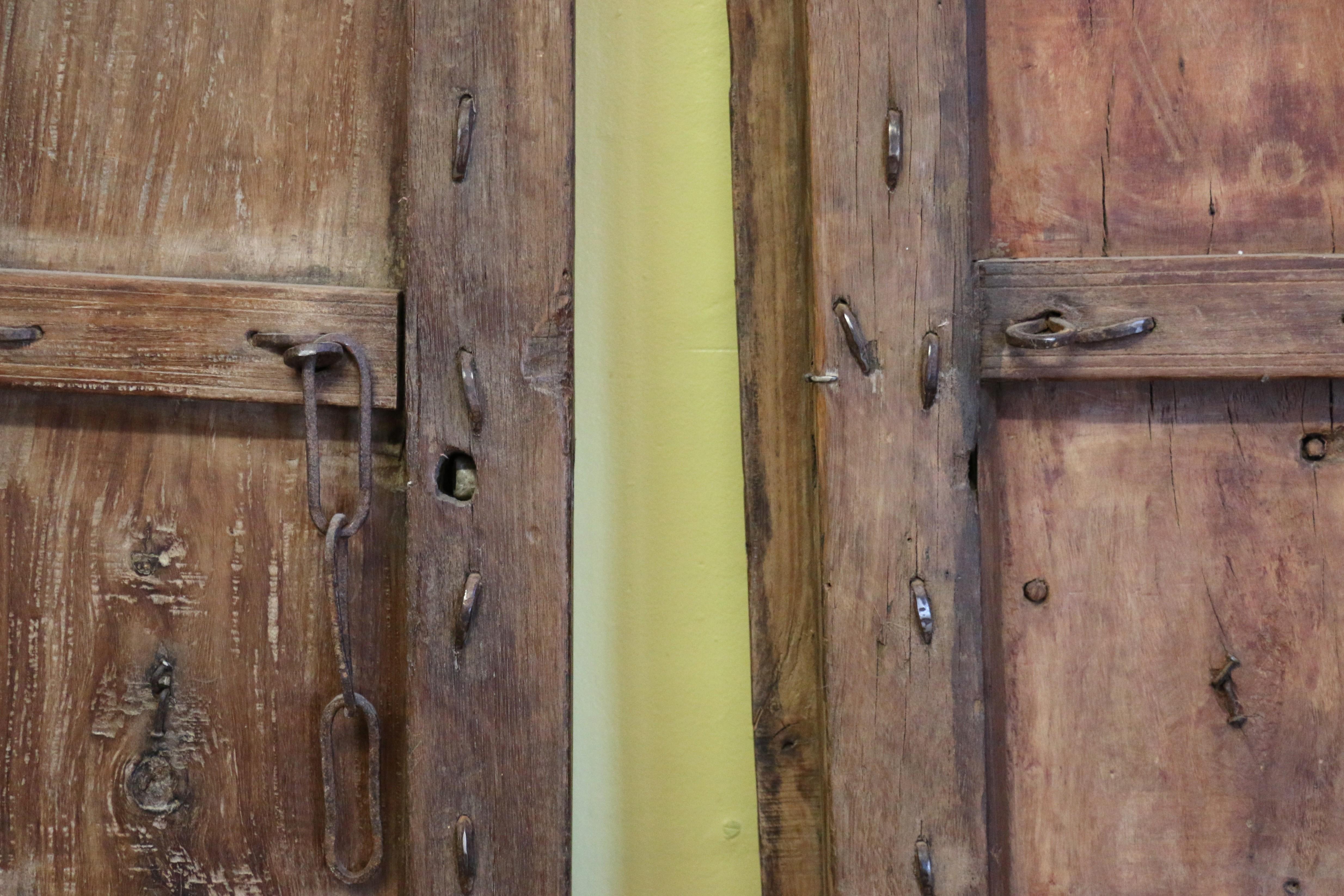 Coppia di porte marocchine del XIX secolo con intricati dettagli in bronzo in vendita 13