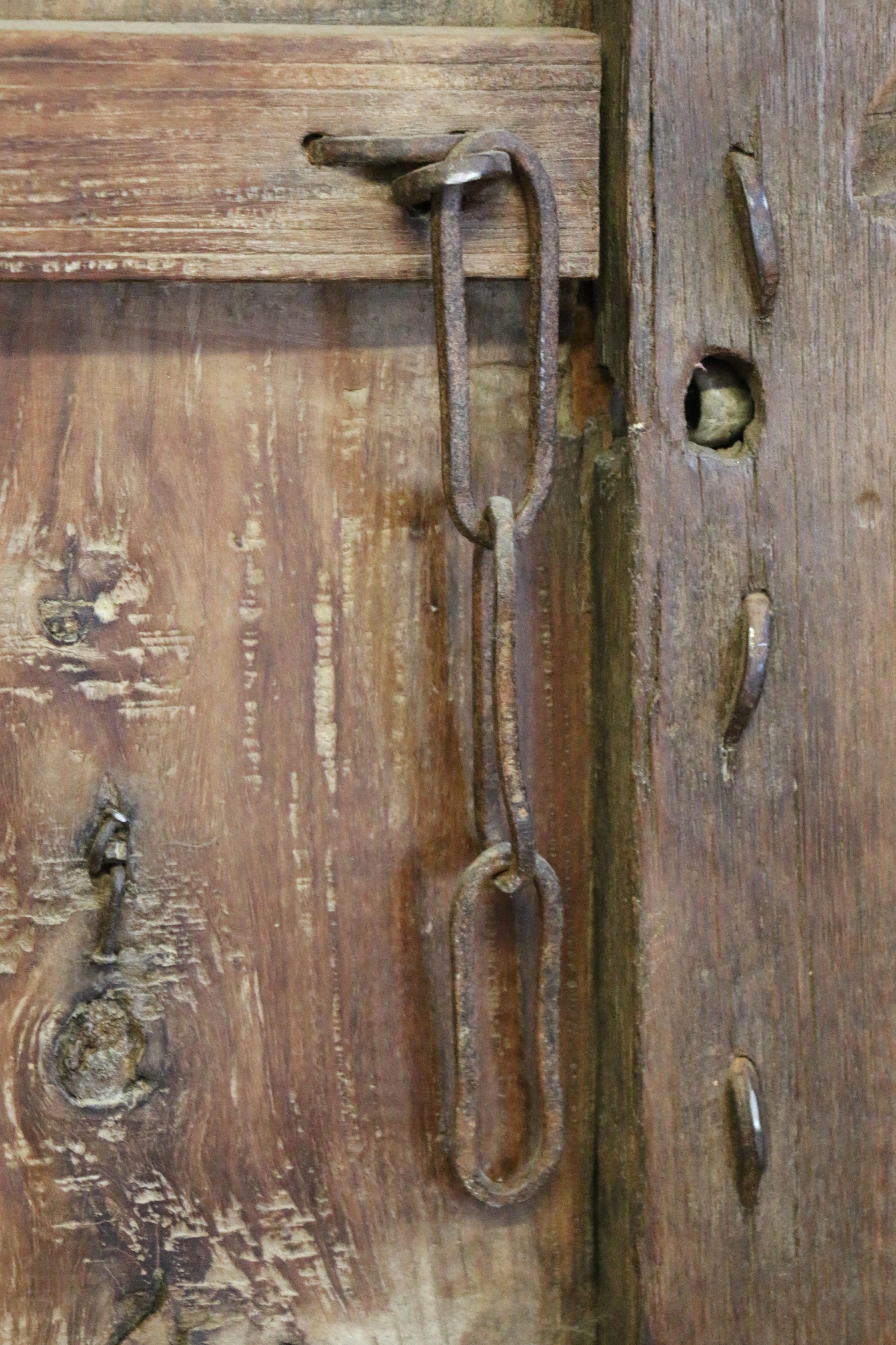 Coppia di porte marocchine del XIX secolo con intricati dettagli in bronzo in vendita 14