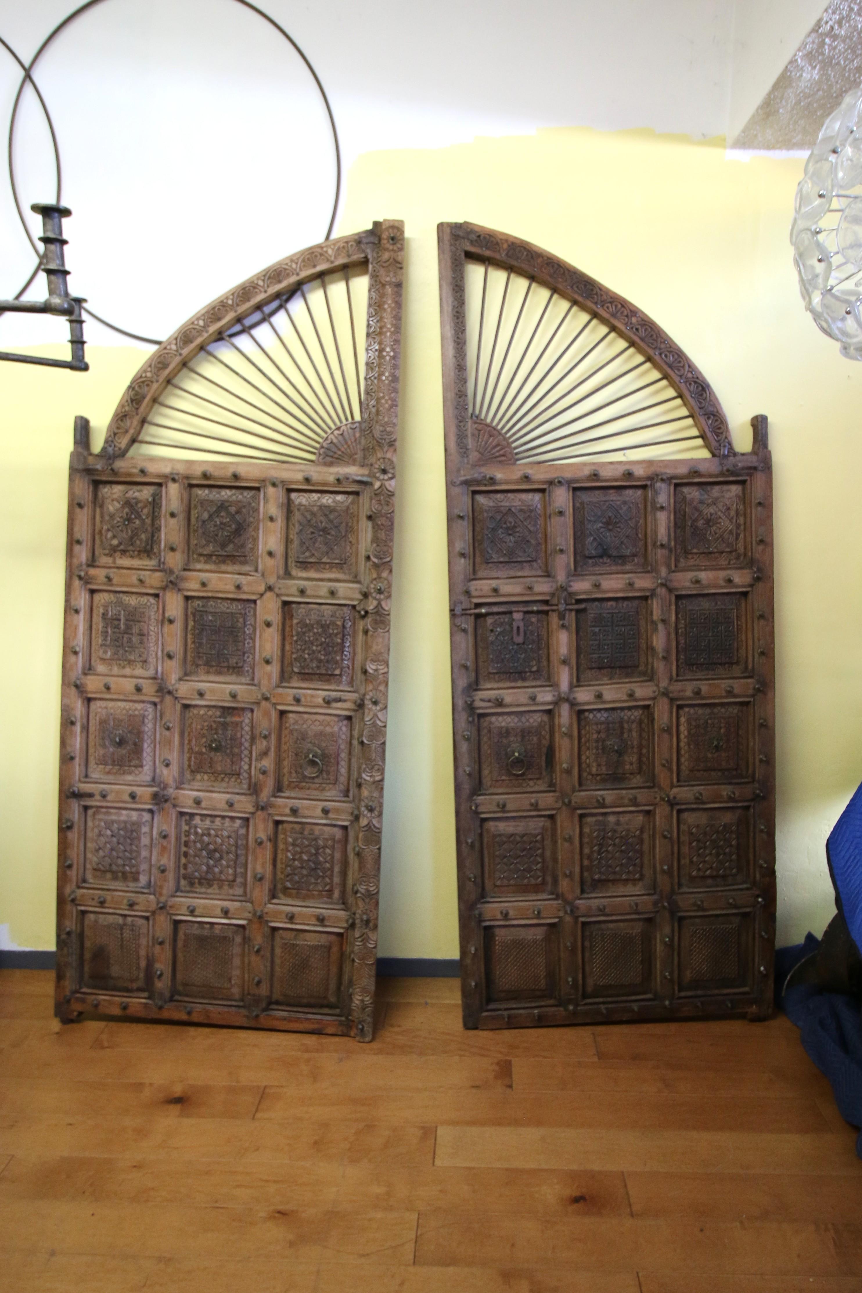Anglo-indiano Coppia di porte marocchine del XIX secolo con intricati dettagli in bronzo in vendita