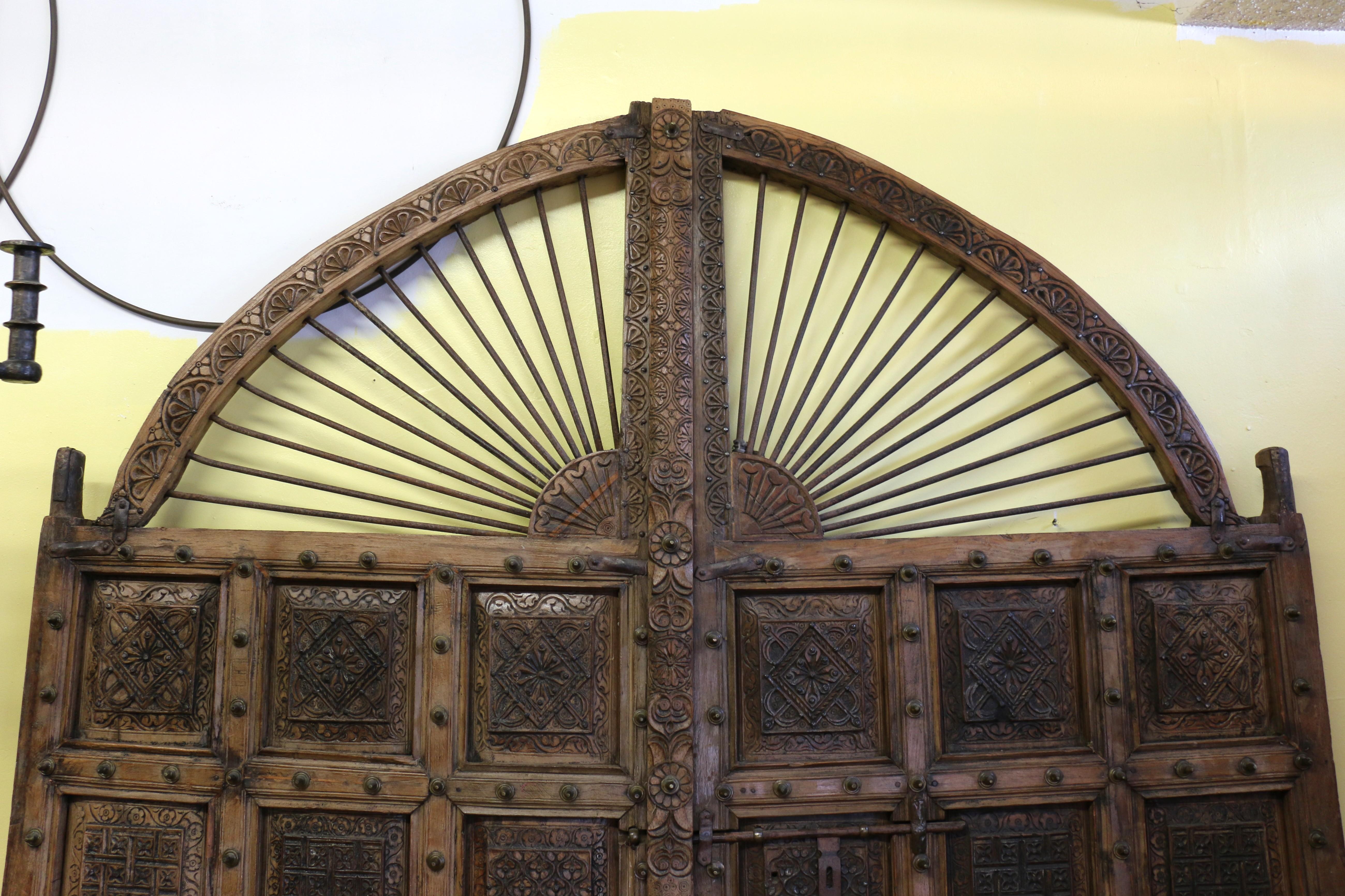 Indiano Coppia di porte marocchine del XIX secolo con intricati dettagli in bronzo in vendita