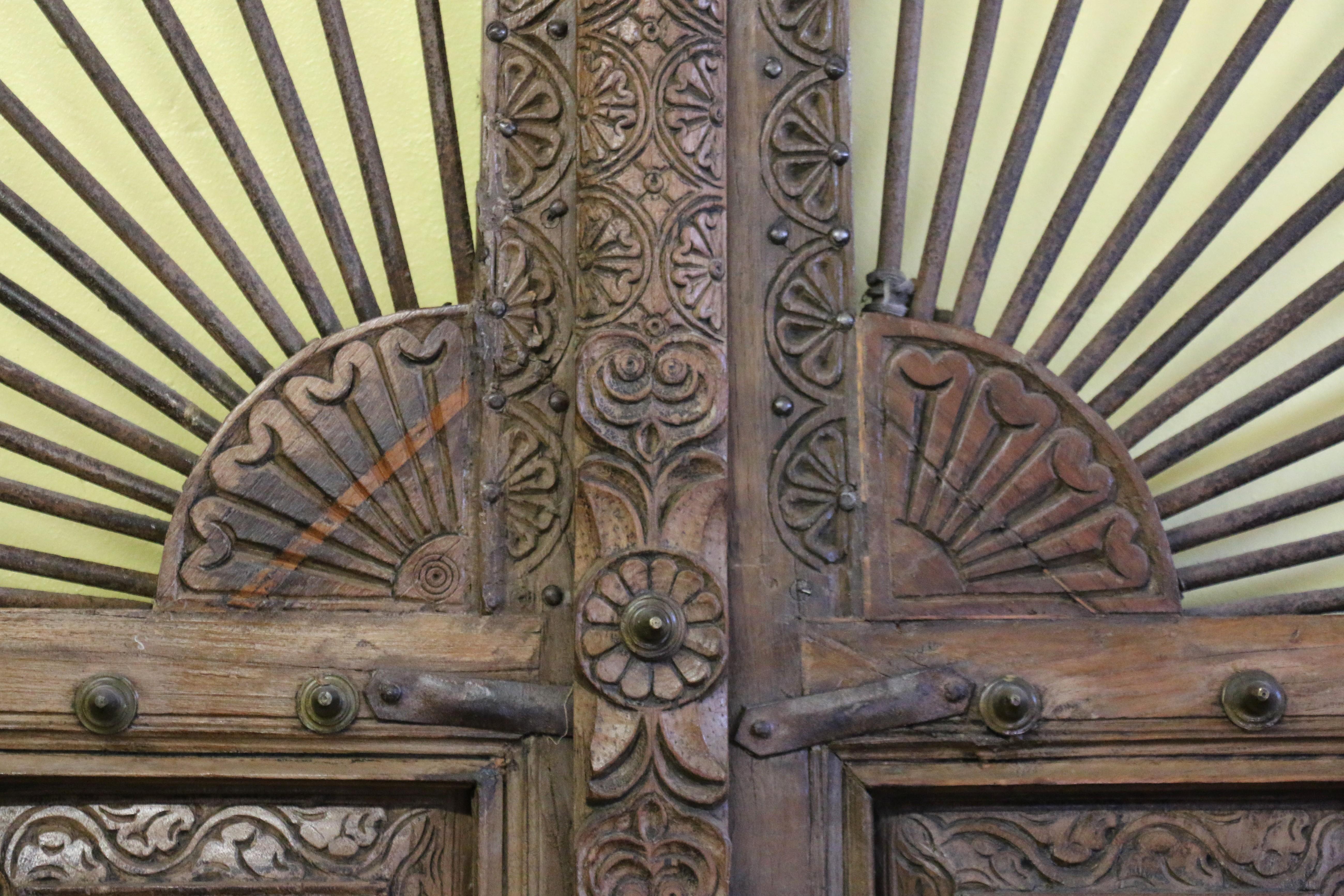 Coppia di porte marocchine del XIX secolo con intricati dettagli in bronzo In condizioni buone in vendita a North Hollywood, CA