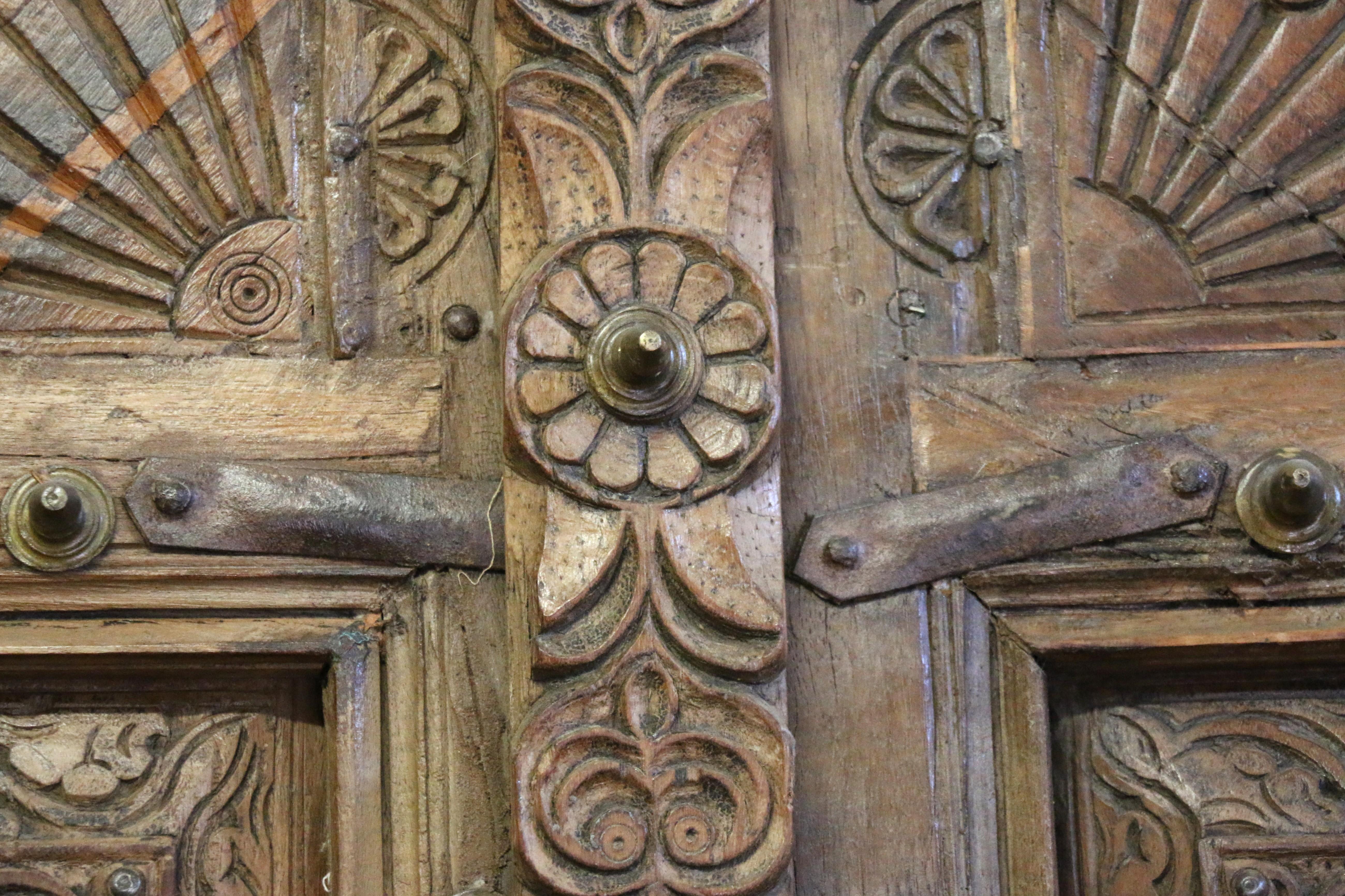 Coppia di porte marocchine del XIX secolo con intricati dettagli in bronzo in vendita 2