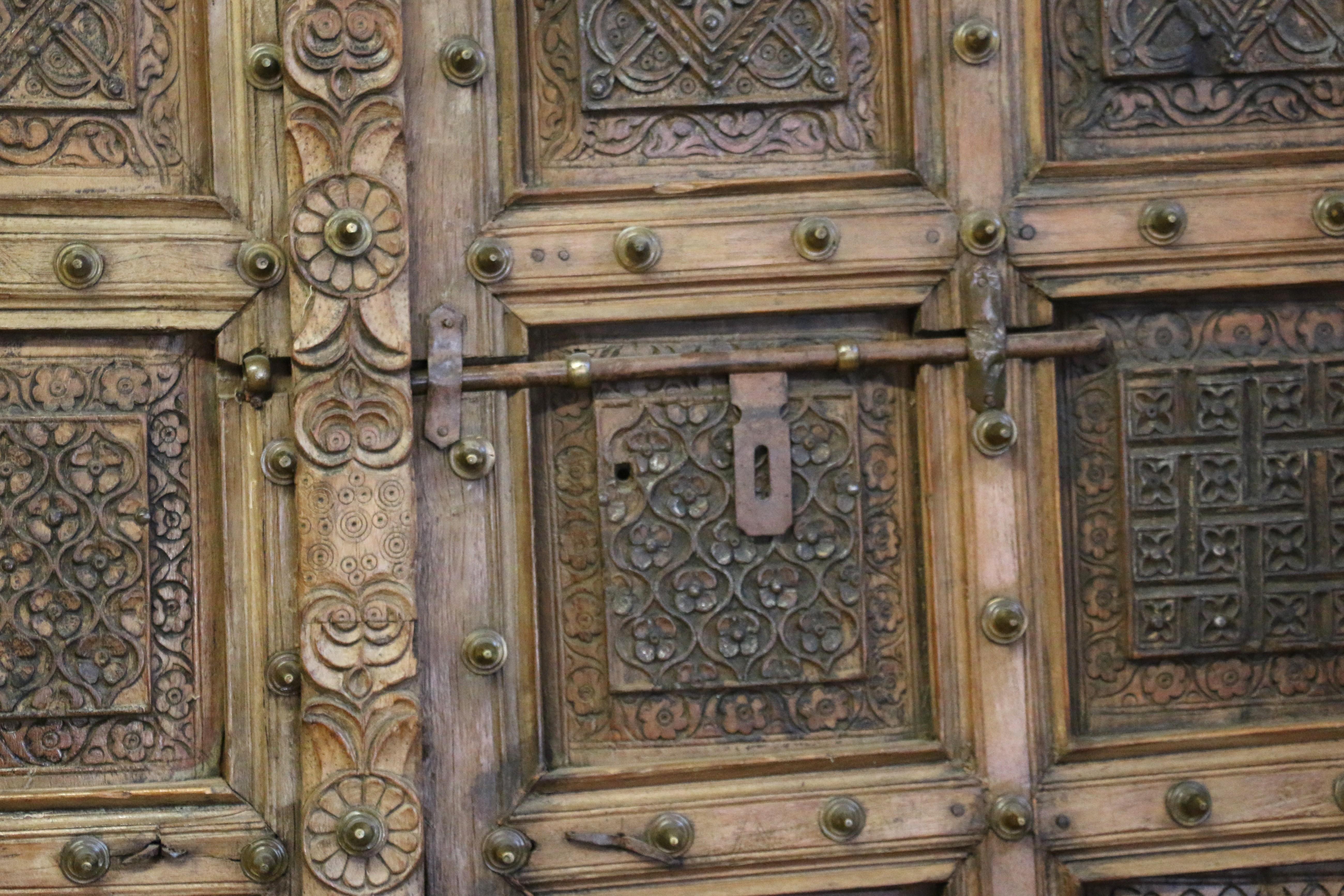 Coppia di porte marocchine del XIX secolo con intricati dettagli in bronzo in vendita 3
