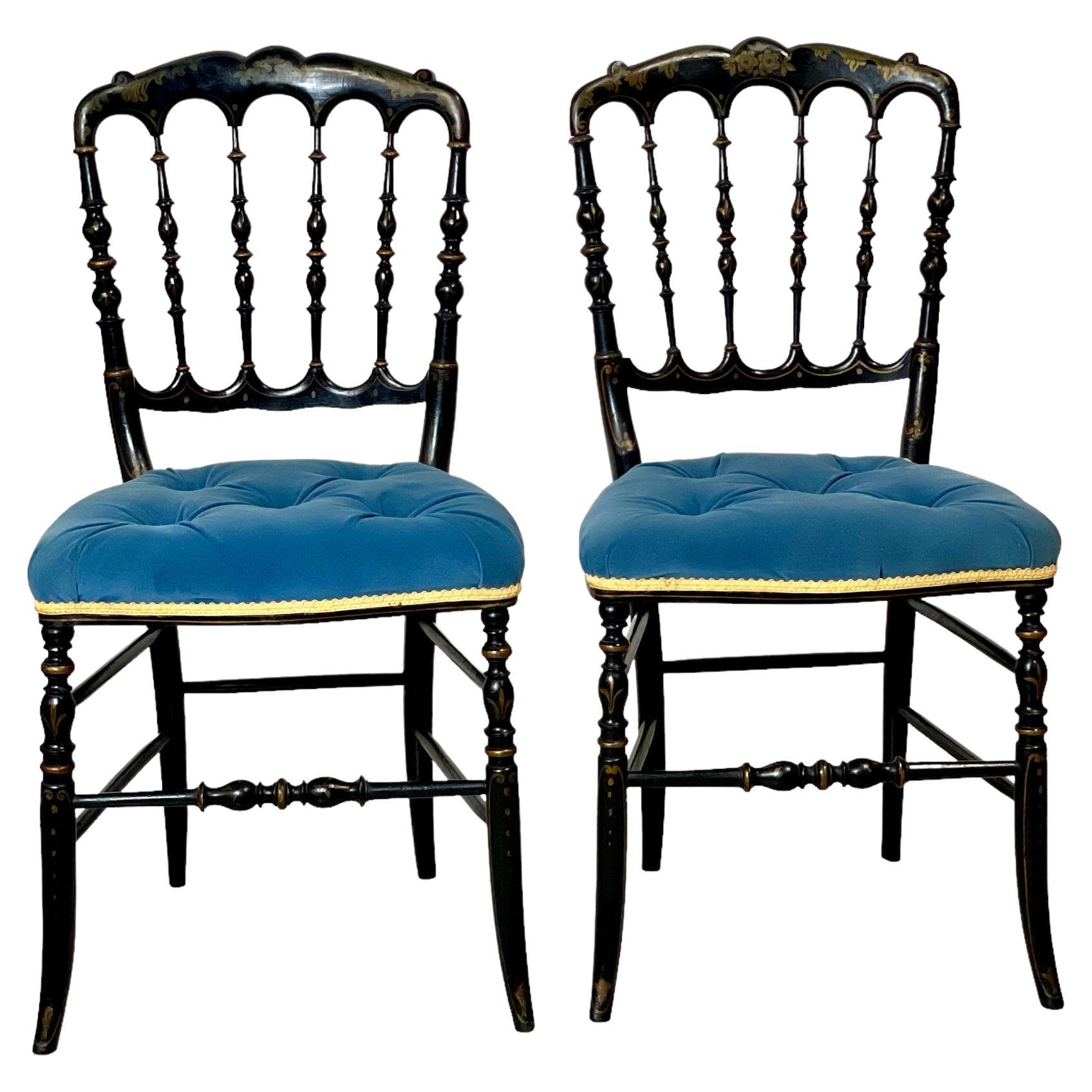 Paire de chaises d'opéra Napoléon III du 19ème siècle en bois ébénisé