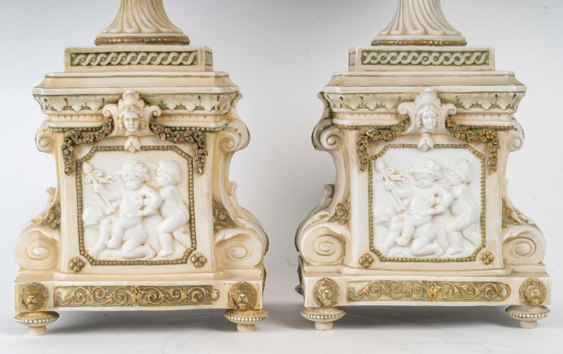 Napoleone III Coppia di vasi coperti di epoca napoleonica III del XIX secolo in biscuit. in vendita