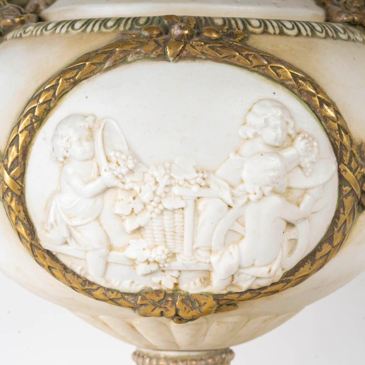 Coppia di vasi coperti di epoca napoleonica III del XIX secolo in biscuit. In condizioni buone in vendita a Saint-Ouen, FR