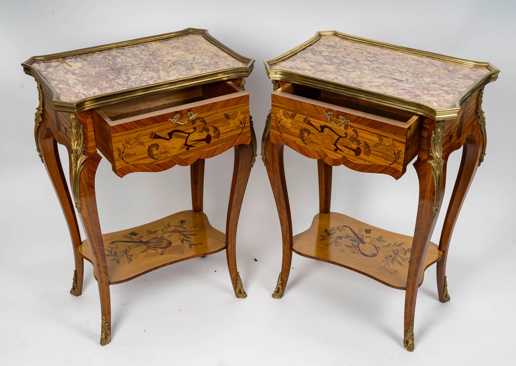 Ein Paar Beistelltische und Sofagarnituren aus der Zeit Napoleons III. aus dem 19.

Ein Paar Beistelltische und Sofagarnituren aus der Zeit Napoleons III. aus dem 19. Jahrhundert, aus vergoldeter Bronze, mit Marmorplatte und feinen Intarsien im Stil