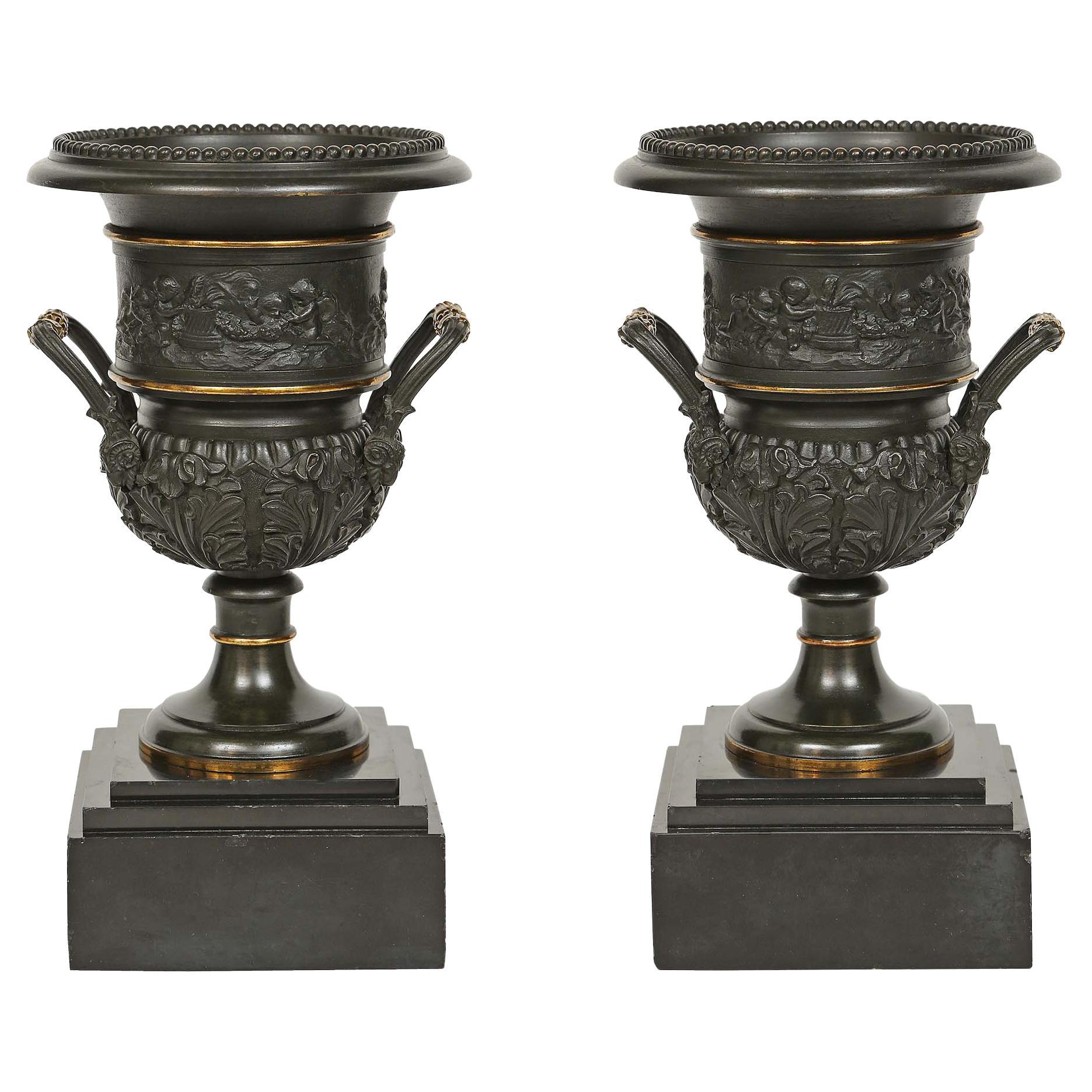 Paar neoklassische Urnen aus Bronze des 19. Jahrhunderts