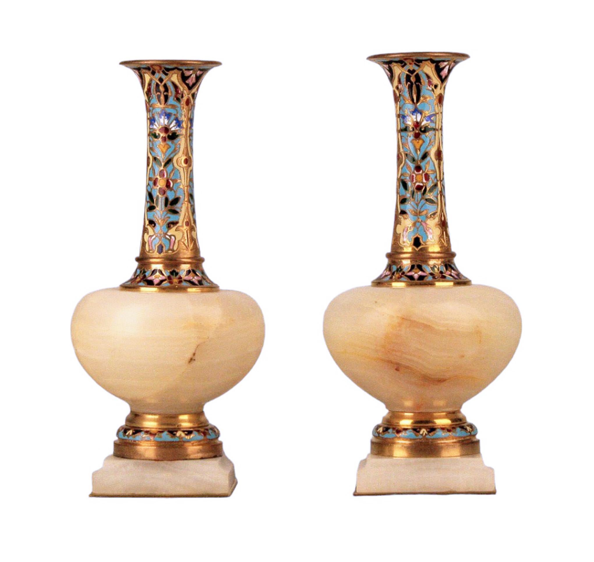 Paire de vases à pied en bronze coloré et onyx champlevé émaillé de la fin du 19e siècle, France

Par : inconnu
MATERIAL : bronze, cuivre, métal, émail, peinture, pierre, onyx
Technique : travail du métal, fonte, moulage, peinture, peinture à la