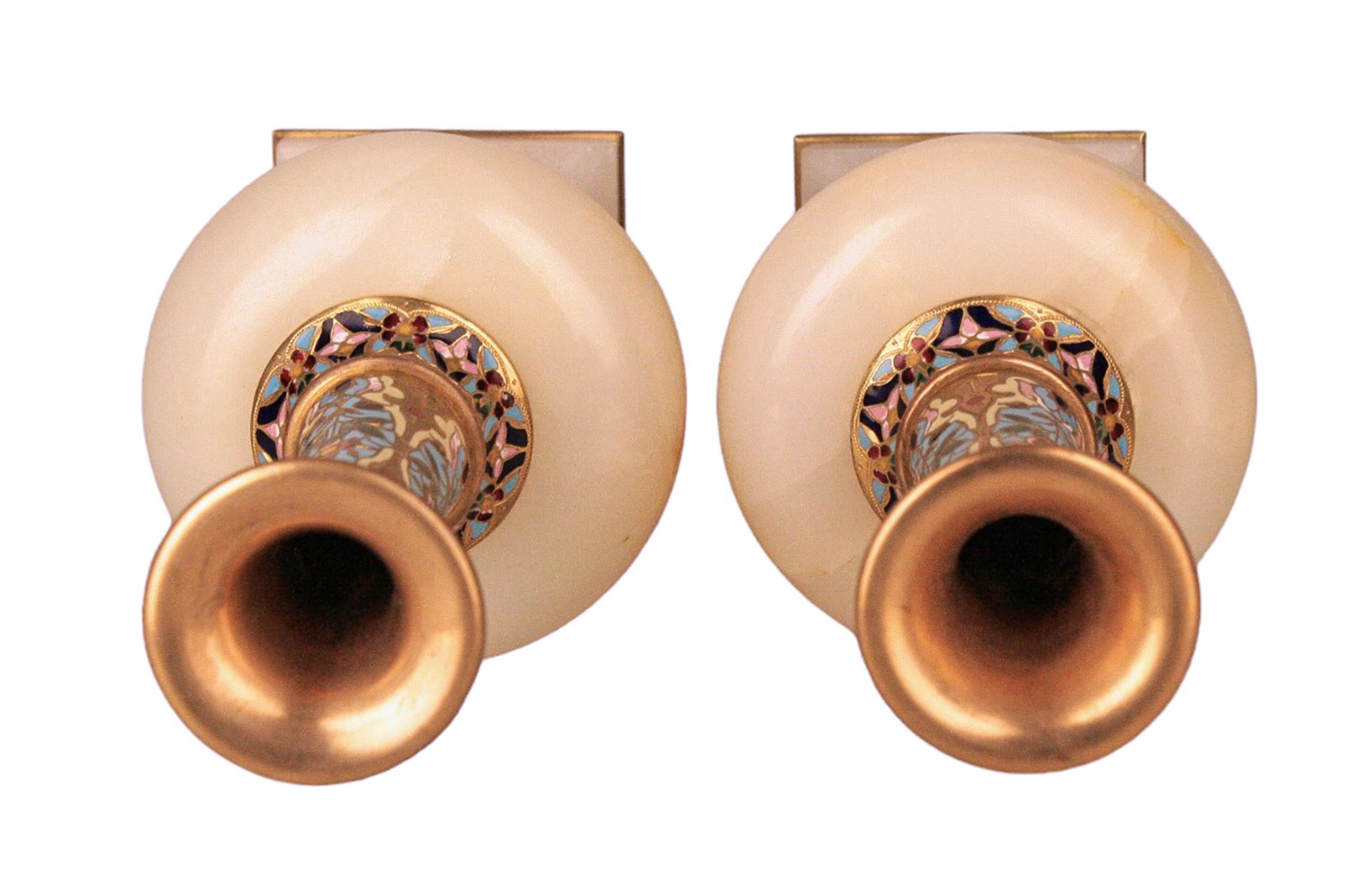 Français Paire de vases néoclassiques en bronze et émail champlevé d'onyx du XIXe siècle, France en vente