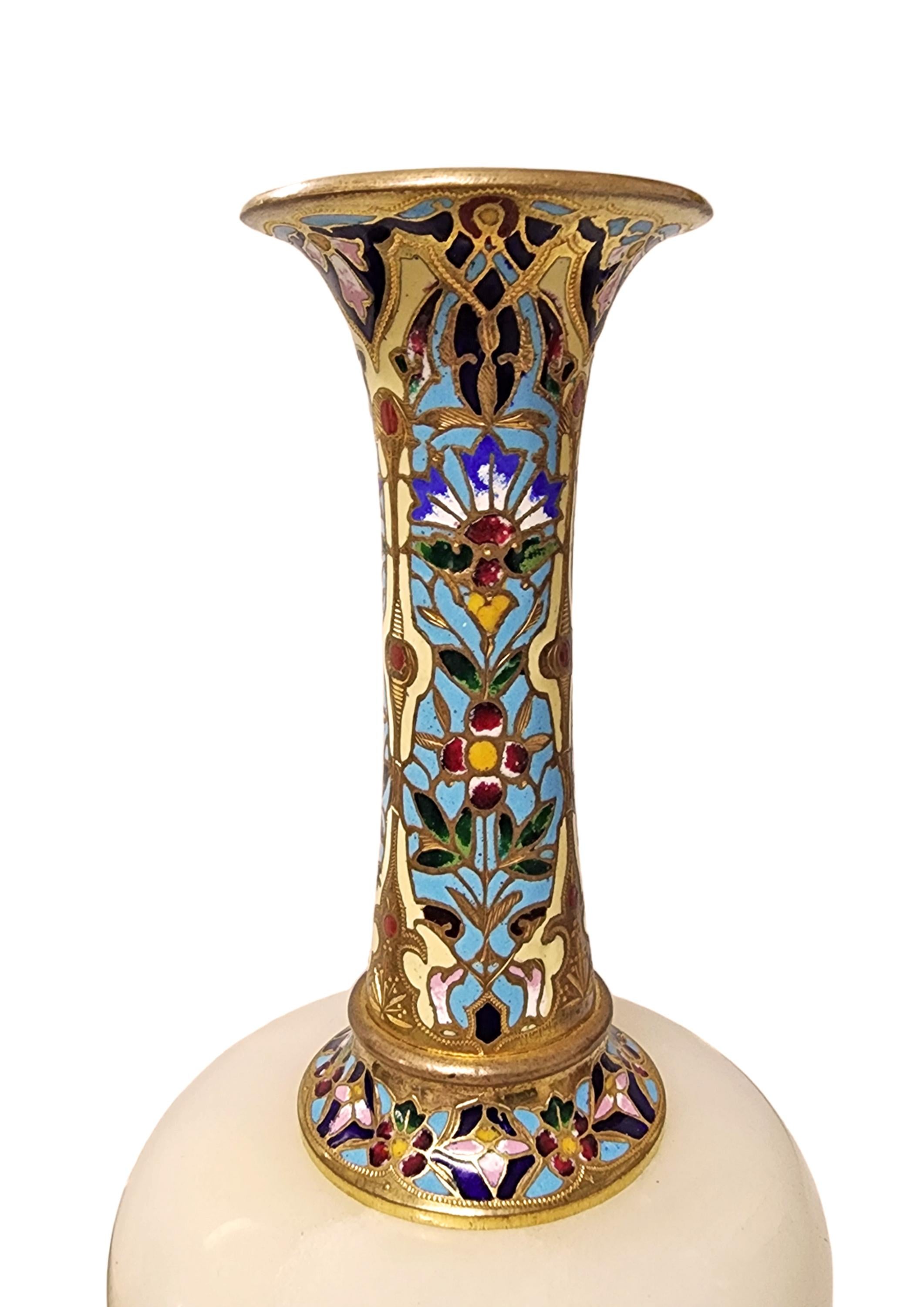 Moulage Paire de vases néoclassiques en bronze et émail champlevé d'onyx du XIXe siècle, France en vente