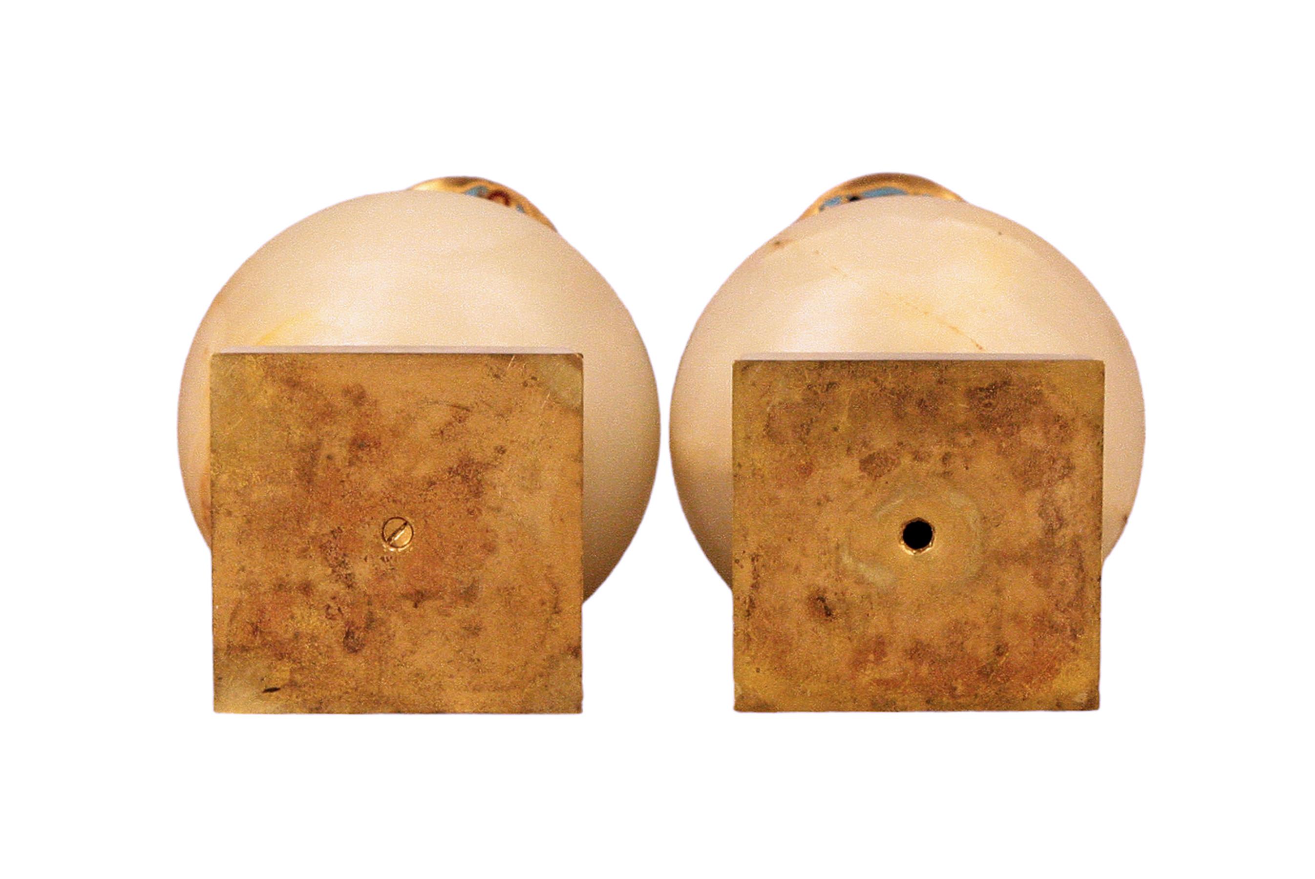 Paire de vases néoclassiques en bronze et émail champlevé d'onyx du XIXe siècle, France en vente 1